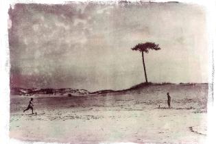 De la serie Playeos. Revelado con procedimiento alternativo con agua de mar. 2018. De la serie Playeos. Revelado con procedimiento alternativo con agua de mar. 2018.