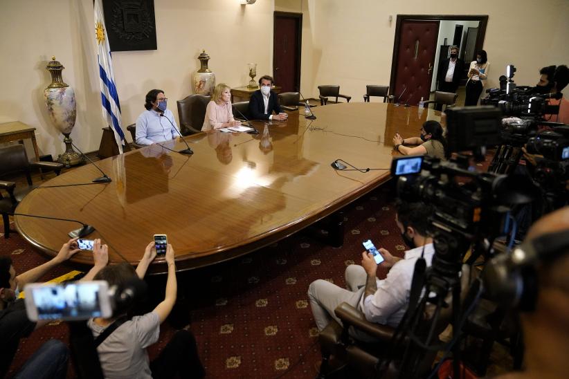 Conferencia de prensa por nuevas medidas para bares y restaurantes.