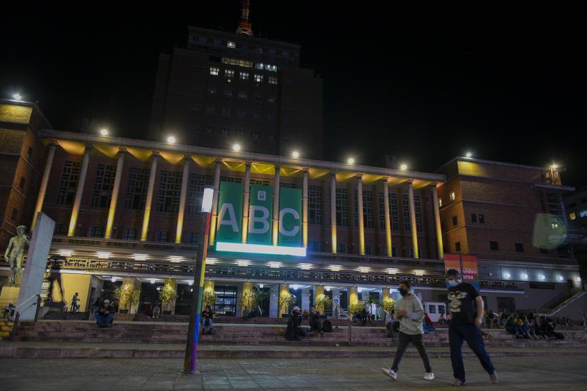 Iluminación de la Intendencia de Montevideo en el marco del Día Nacional del Bebé