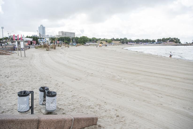 Operativo de limpieza en la playa Ramírez por la celebración de Iemanjá