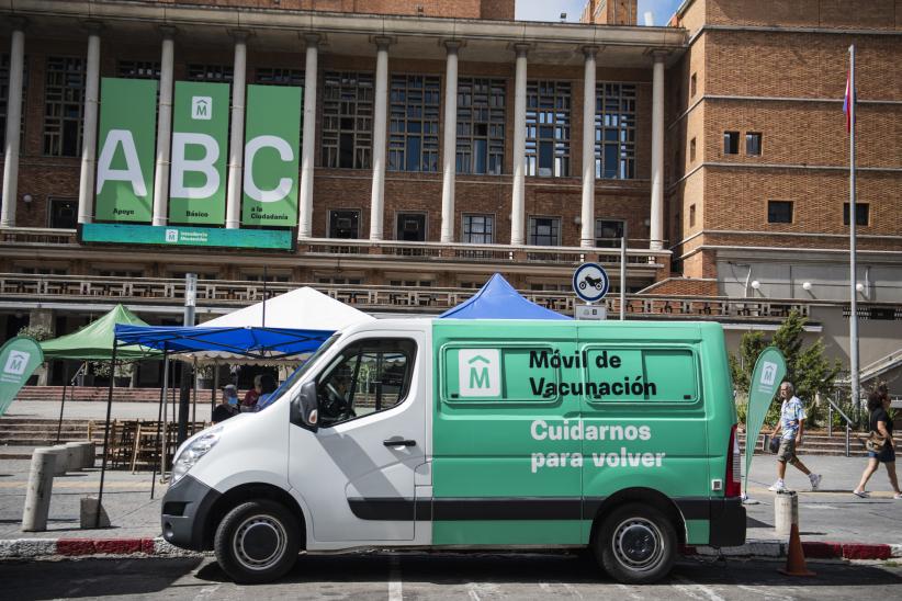 Jornada de vacunación por covid-19 en la explanada de la Intendencia de Montevideo