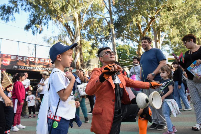 Desfile circo en Semana Criolla del Prado 2023