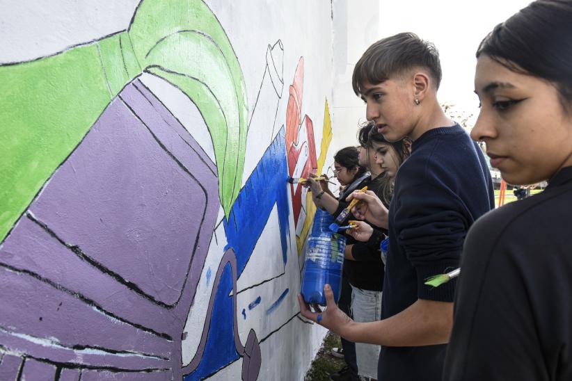 Realización de mural en plazoleta de avenida Agraciada y Zufriategui, barrio Paso Molino