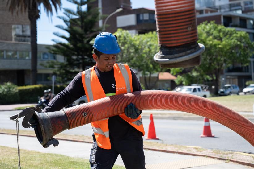 Trabajos preventivos de limpieza en barrio La Chancha ante anuncio de lluvias fuertes