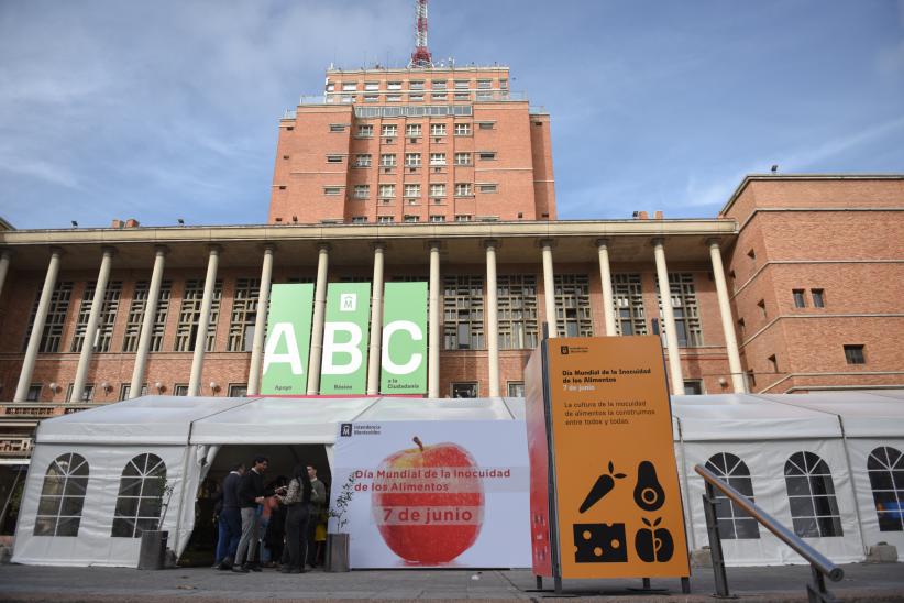 Actividades por el Día Mundial de la Inocuidad Alimentaria en la explanada de la Intendencia de Montevideo