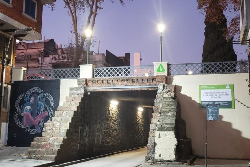 Iluminación sobre puente de la calle Galicia