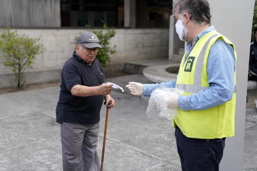 Entrega de tapabocas a usuarios del transporte público. 