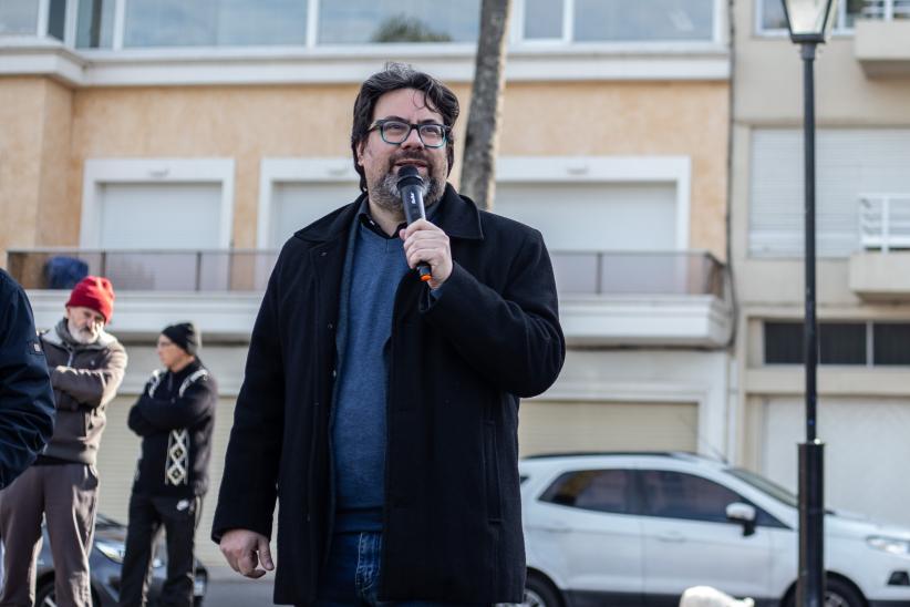 Colocación de placa conmemorativa en monolito de plaza Galicia