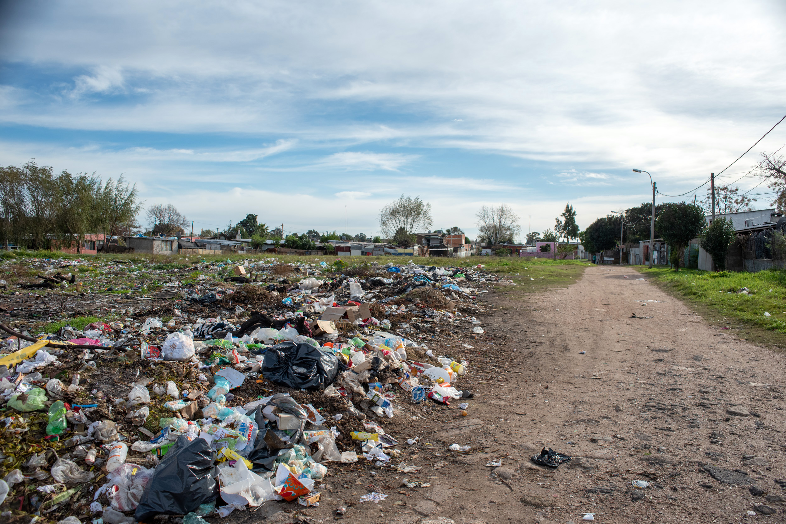 Limpieza de basural en Asentamiento 24 de enero el marco del Plan ABC. Domingo Arena y Elisa Menéndez
