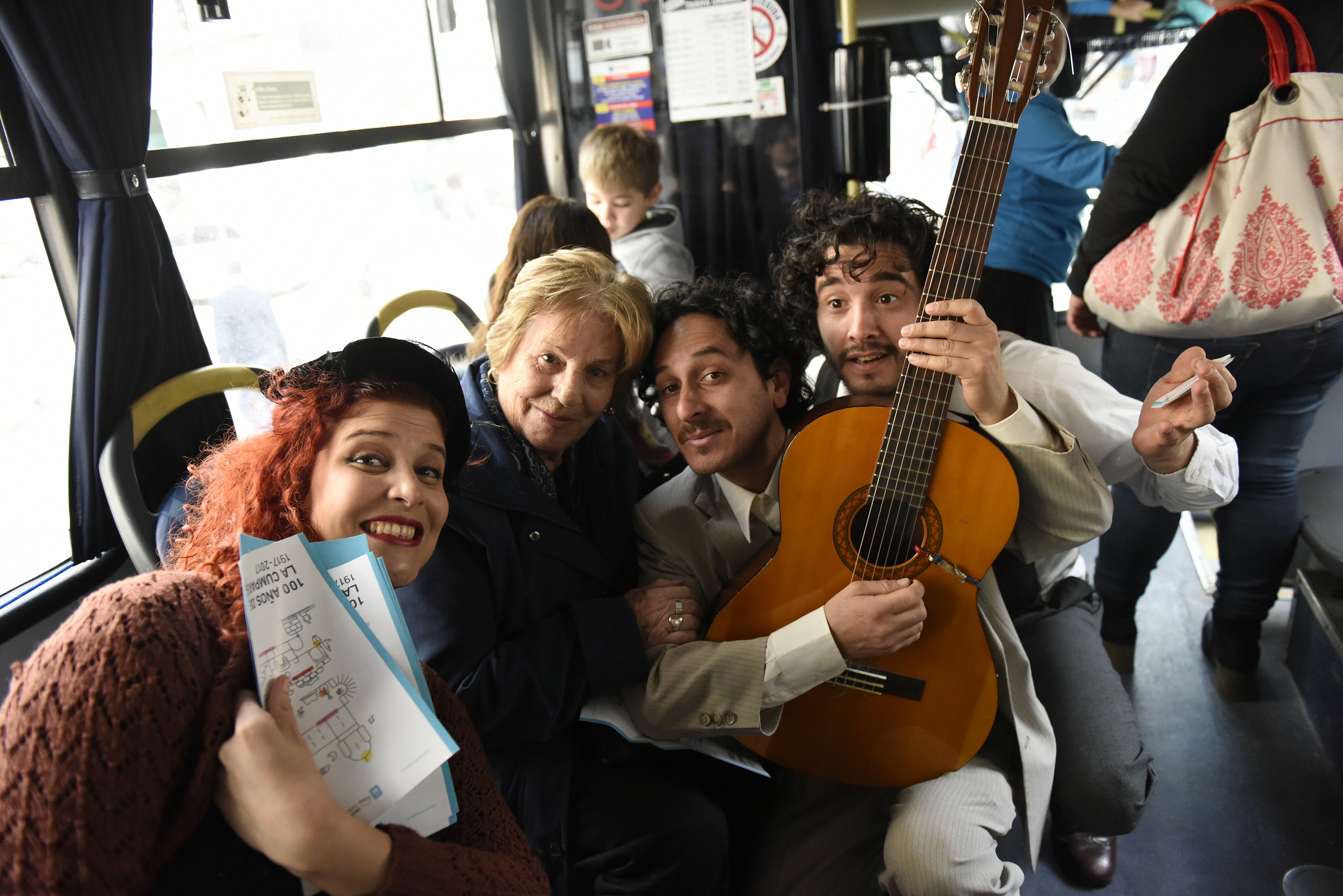 El Trio Cumparsita presentandose en los omnibus de la ciudad