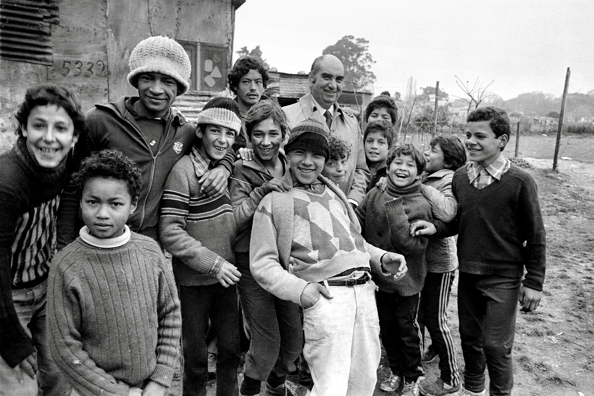 Recorrido de autoridades estatales y municipales por el asentamiento San Fernando.  Al centro, el intendente de Montevideo, Aquiles Lanza. Esquina de la Avenida José Belloni y la calle Osvaldo Cruz. 20 de agosto de 1985. 