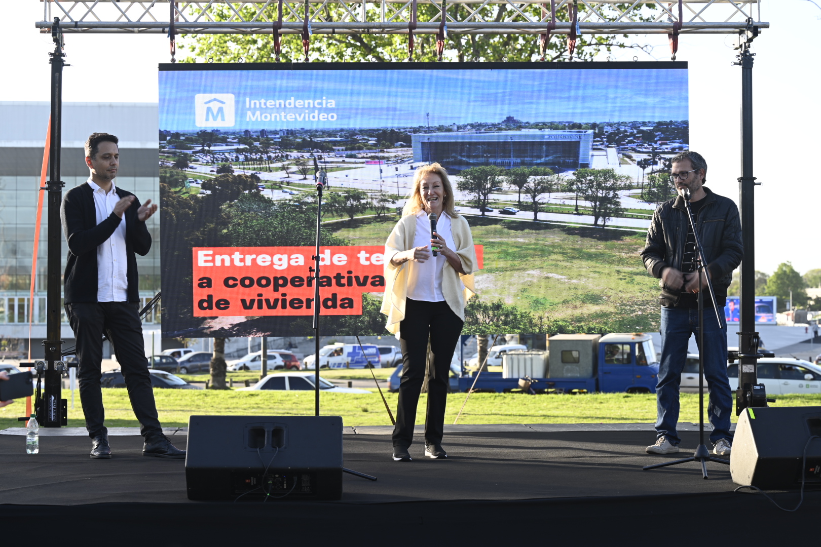 Entrega de terrenos a cooperativas de viviendas en barrio de la Innovación