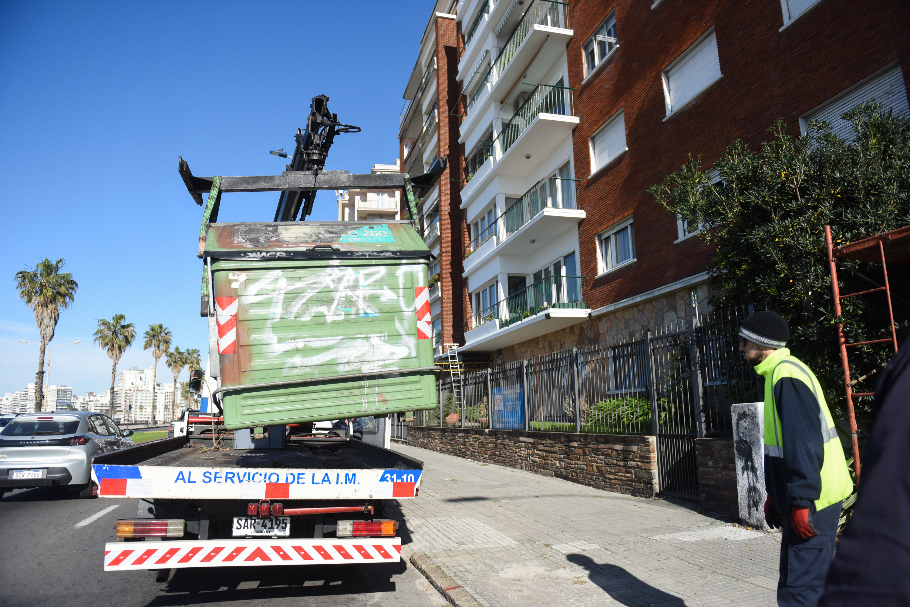 Reubicación de contenedores en el barrio Pocitos