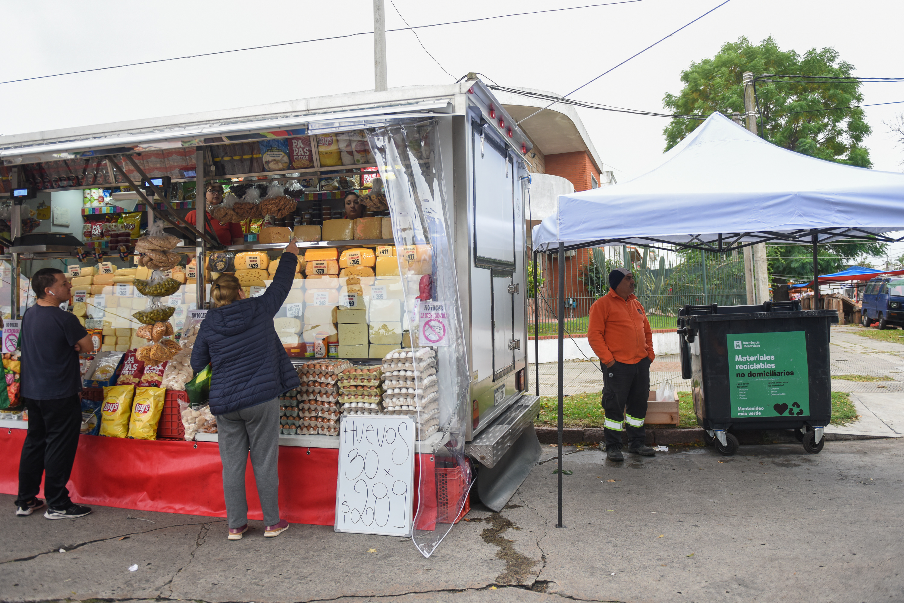 Instalación de puntos de recolección de plástico, cartón y latas en ferias de Montevideo