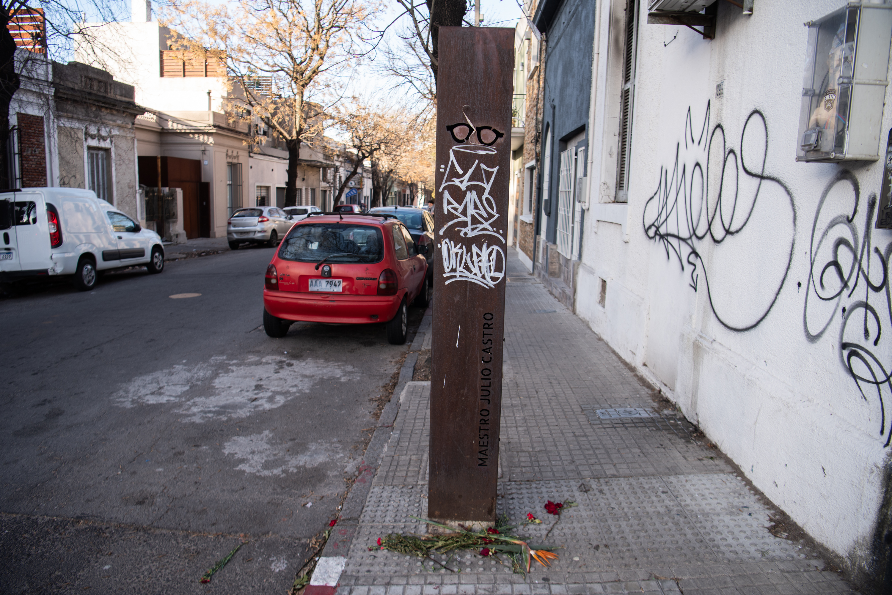 Limpieza de vandalización a monumento a Julio Castro