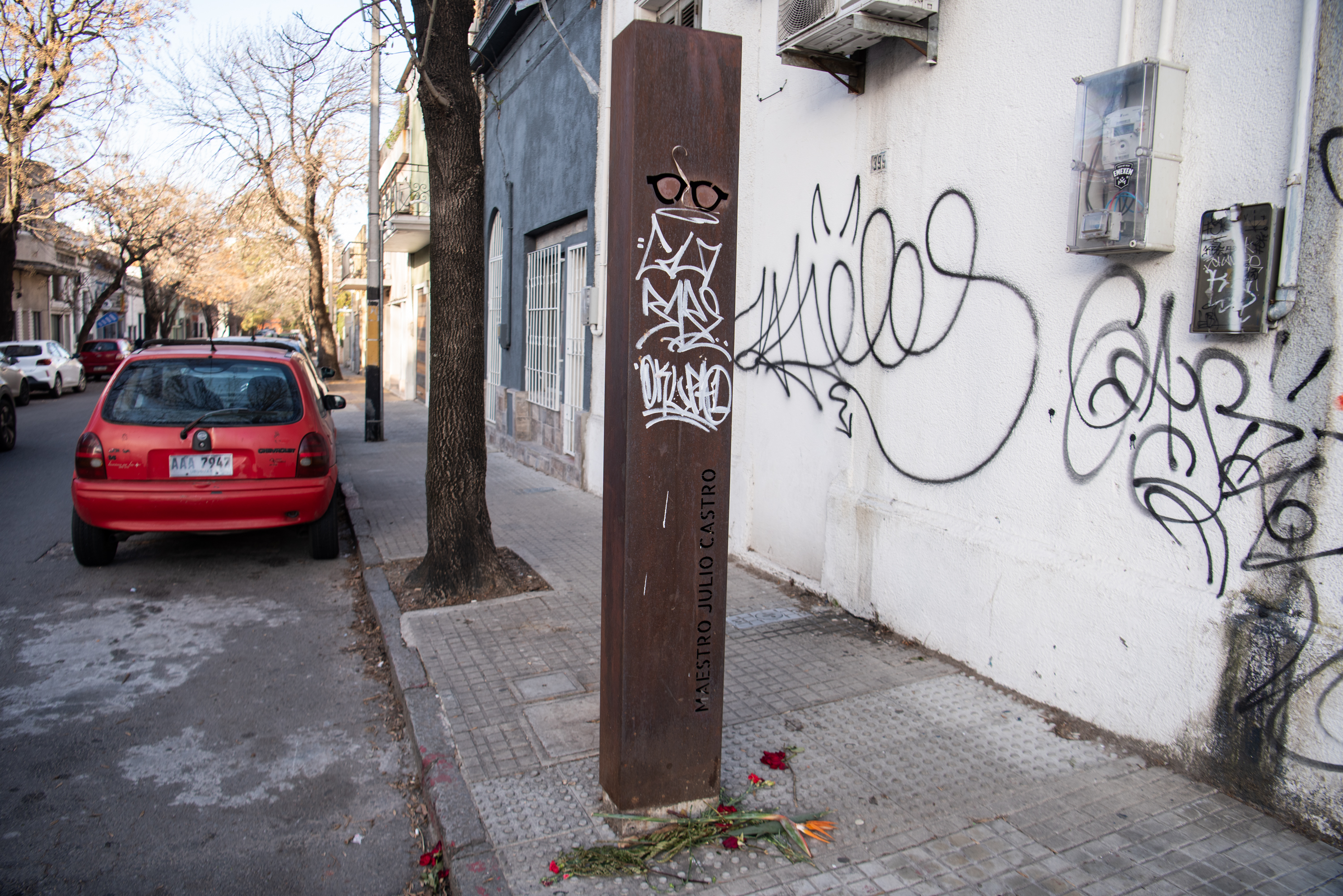 Limpieza de vandalización a monumento a Julio Castro