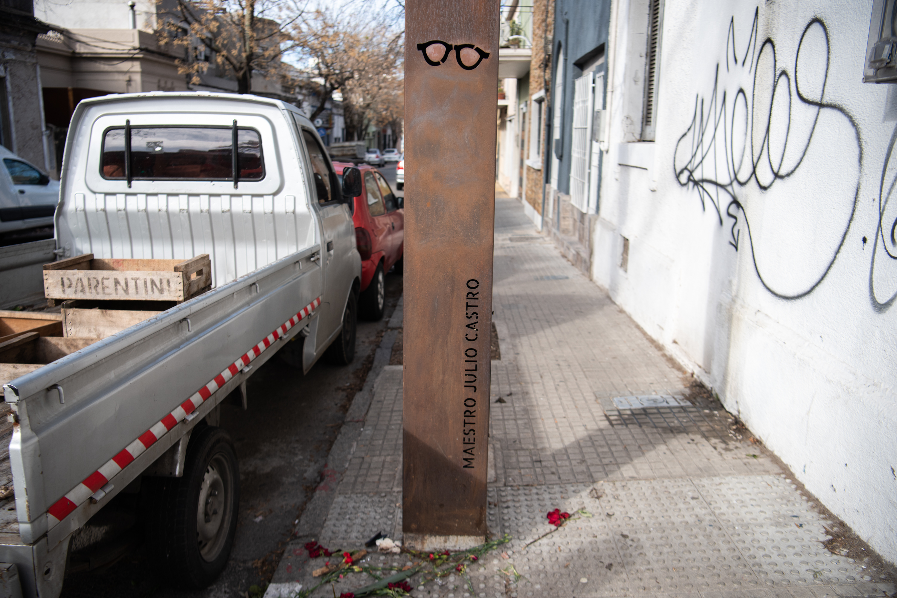 Limpieza de vandalización a monumento a Julio Castro