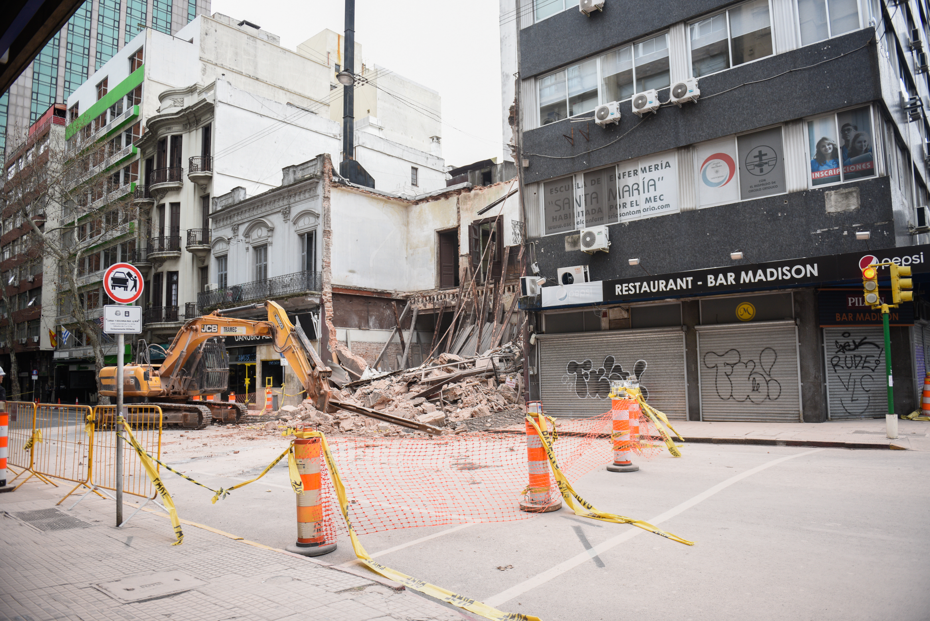 Demolición de casa en la calle Colonia esquina Andes 
