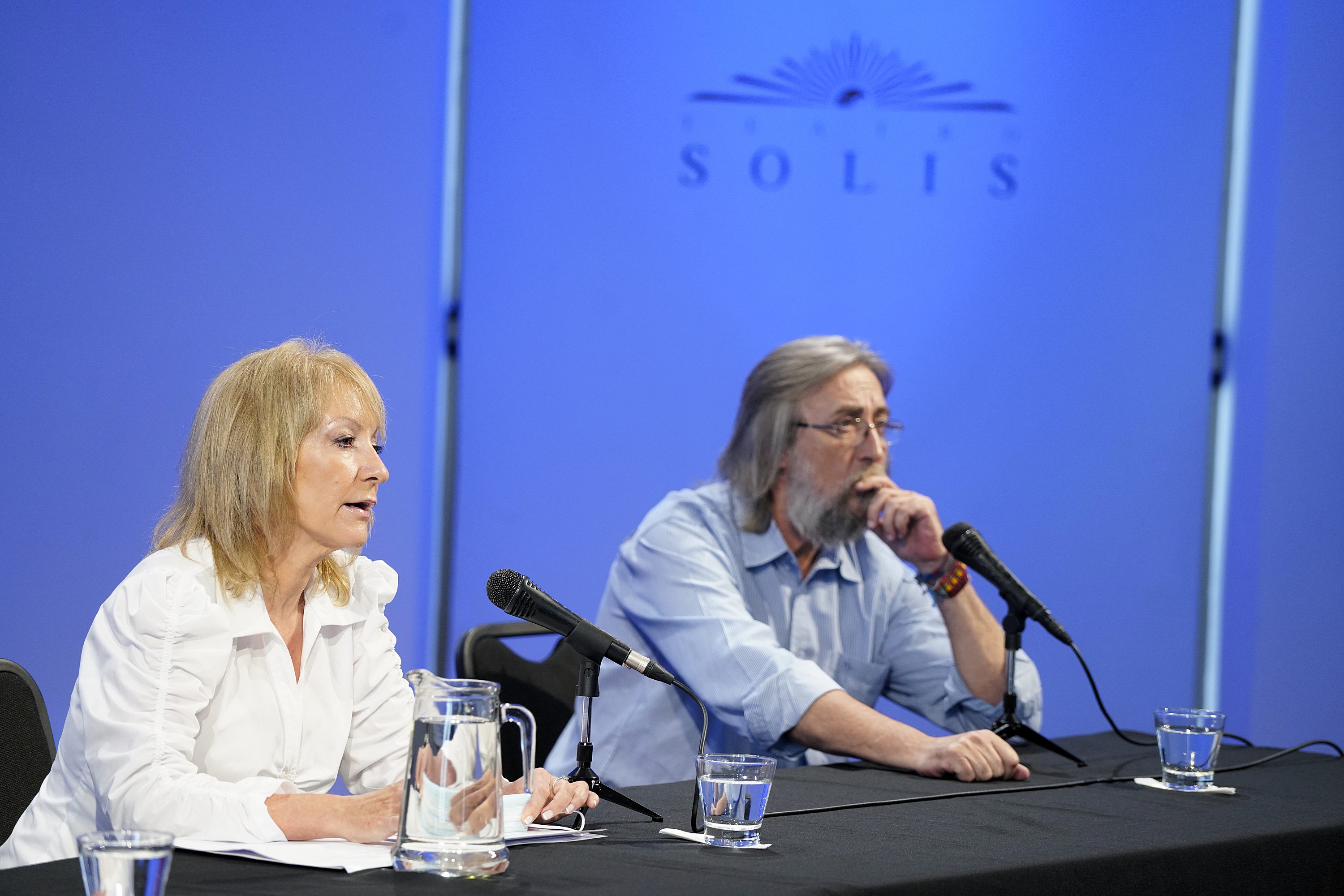 Conferencia de prensa de la Intendenta en el Teatro Solís