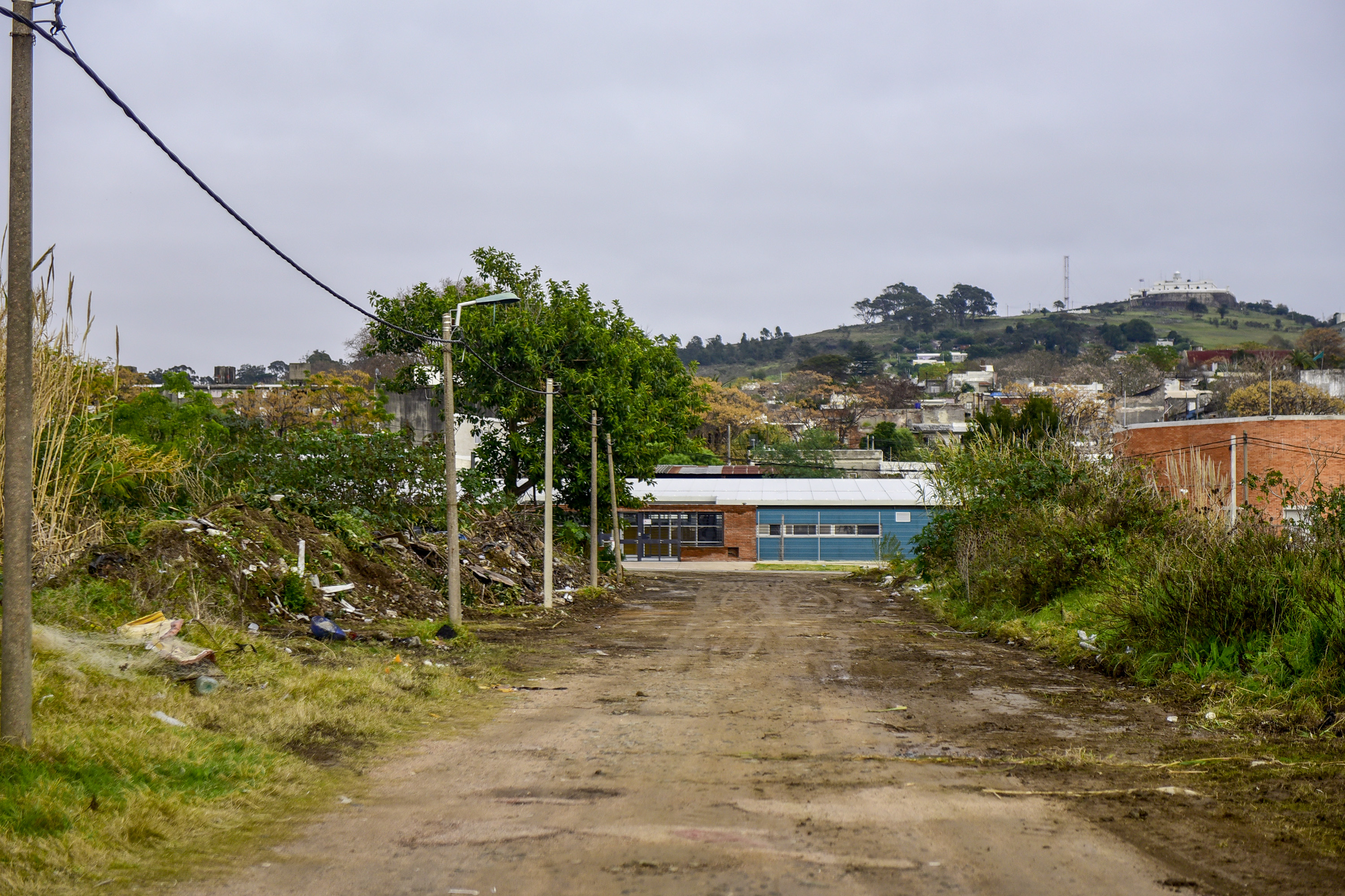 Basura alrededor del muelle del Cerro