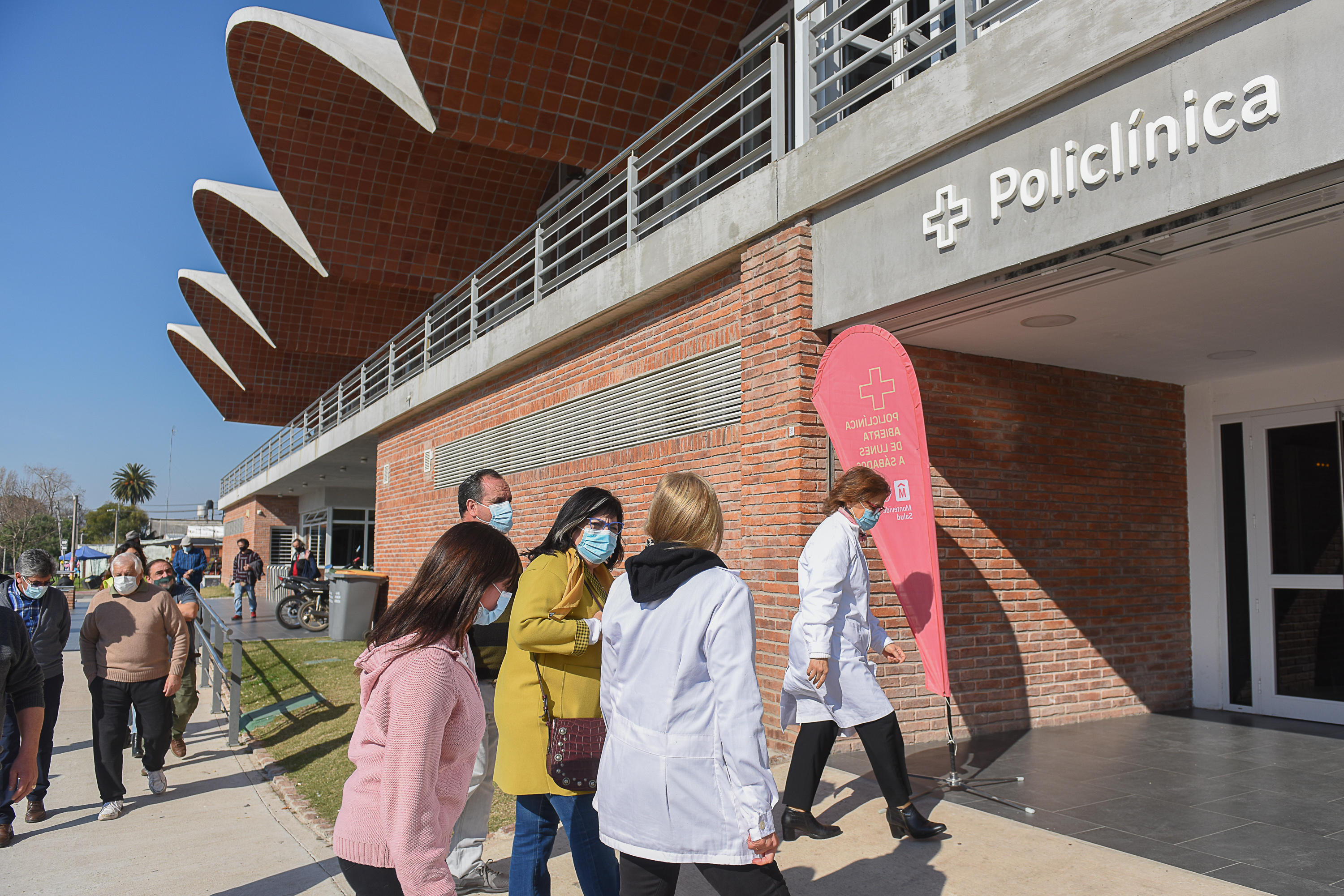 Recorrida de directora de Cultura María Inés Obaldía en Complejo Crece Flor de Maroñas