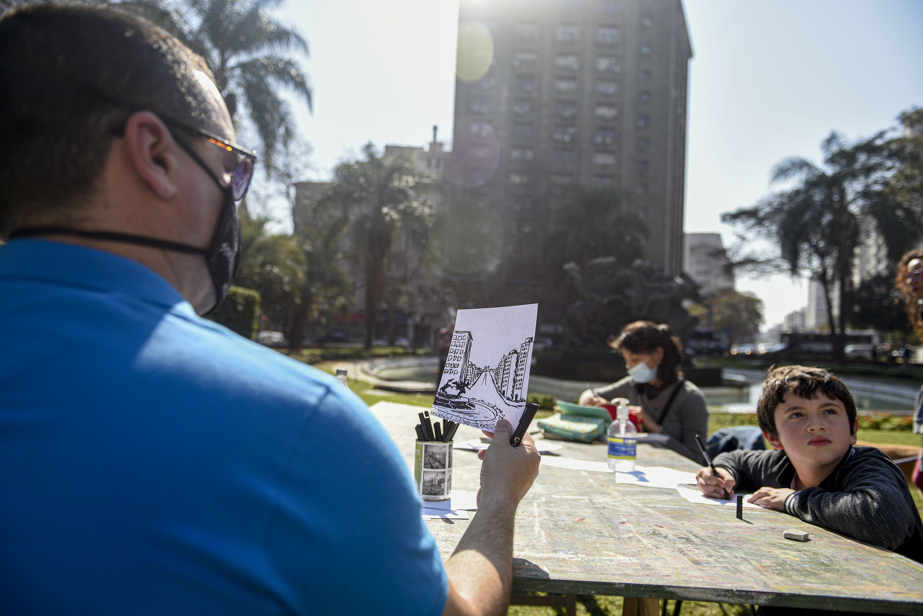 Jornada de dibujo a cielo abierto en Plaza del Entrevero organizada por el Centro de Exposiciones SUBTE