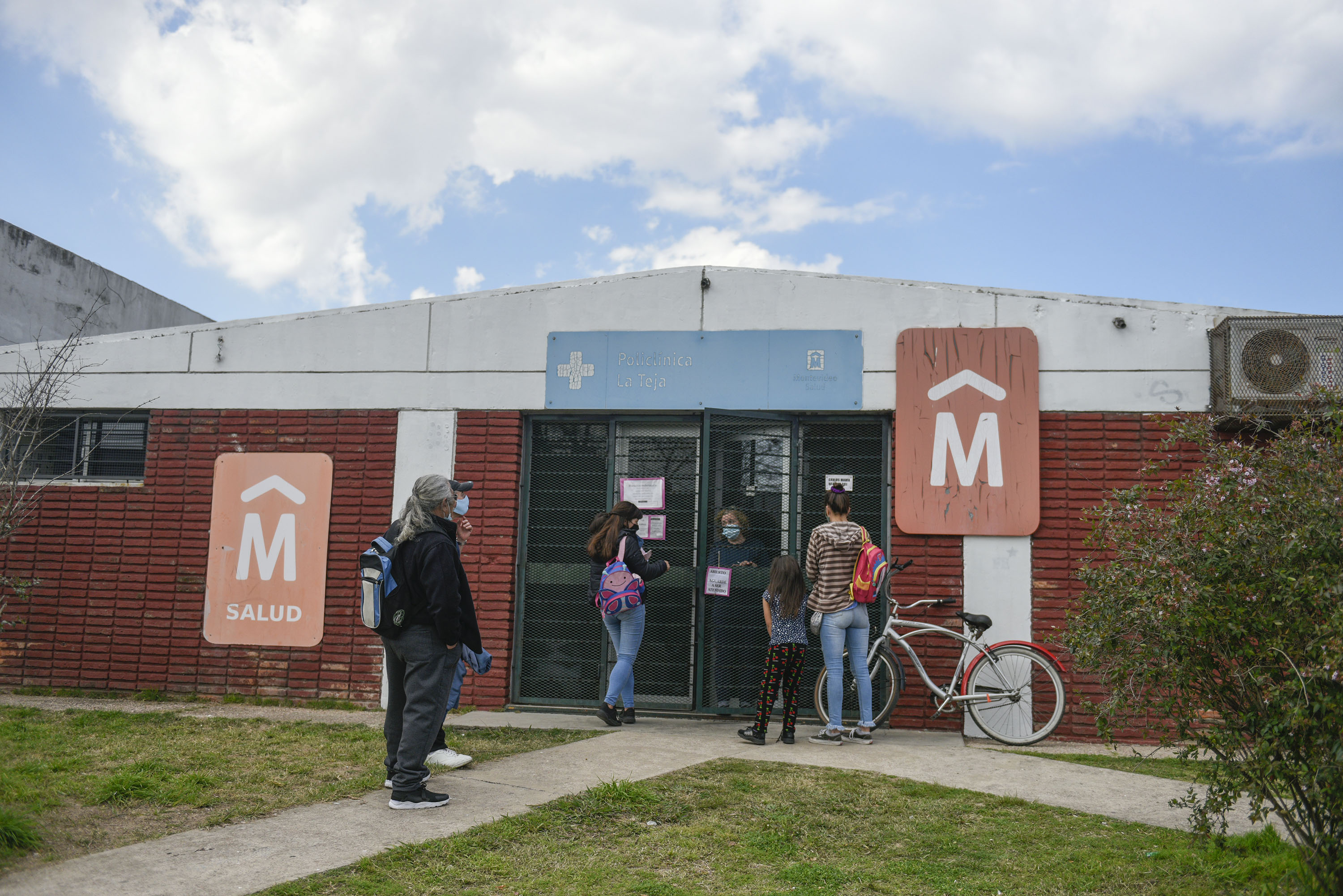  Instalación de contenedores en Policlínica La Teja