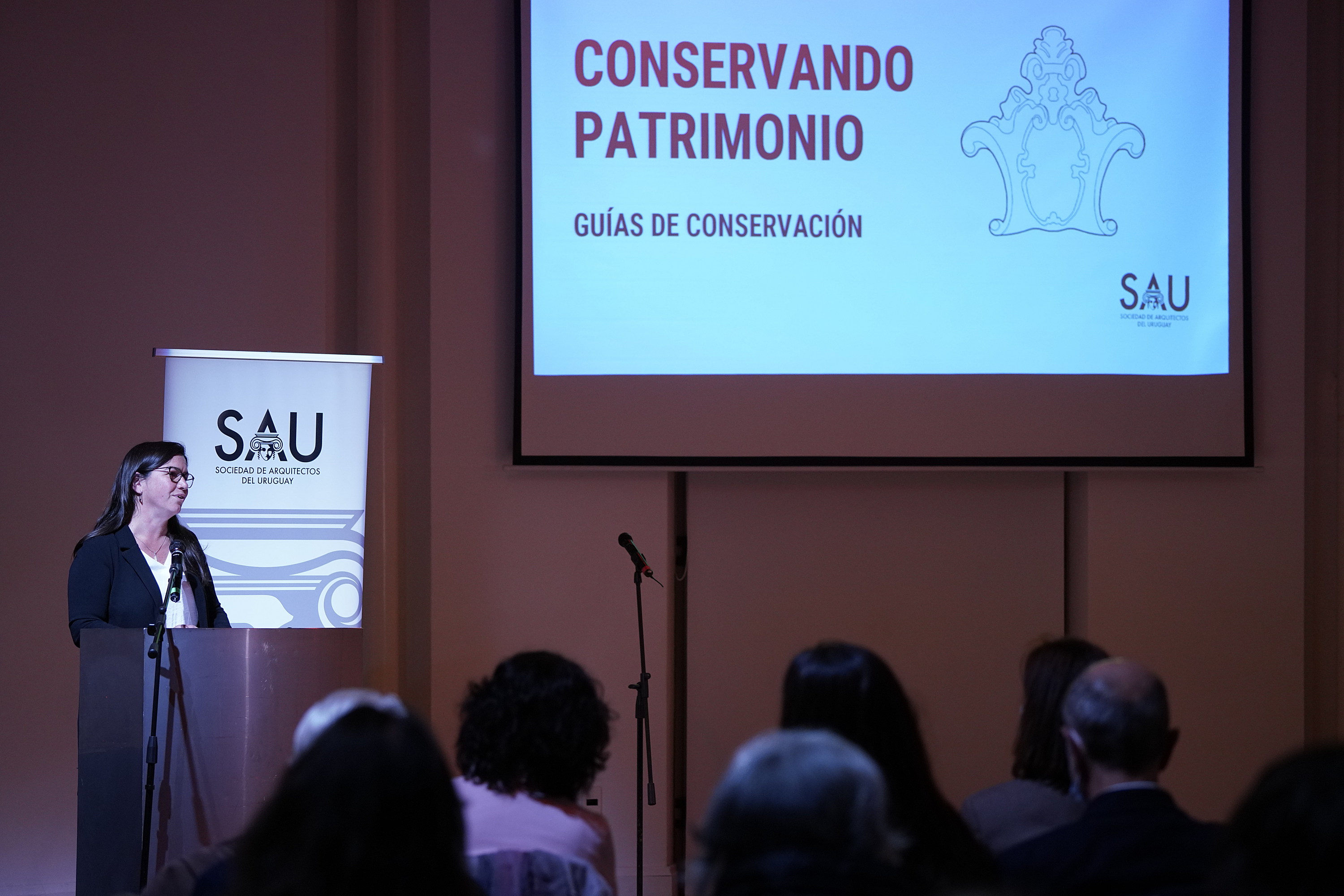 Presentación de cartillas de conservación patrimonial en el Teatro Solís