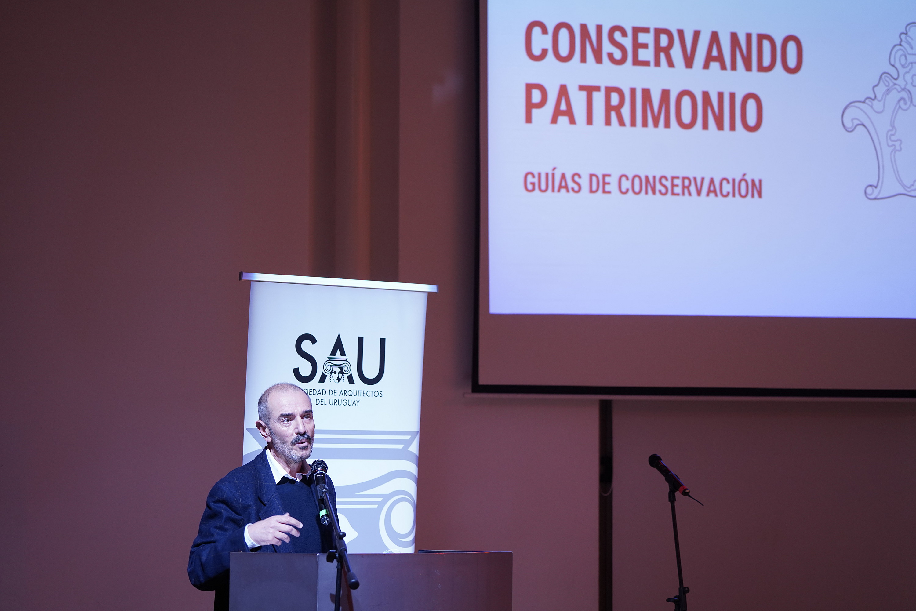 Presentación de cartillas de conservación patrimonial en el Teatro Solís