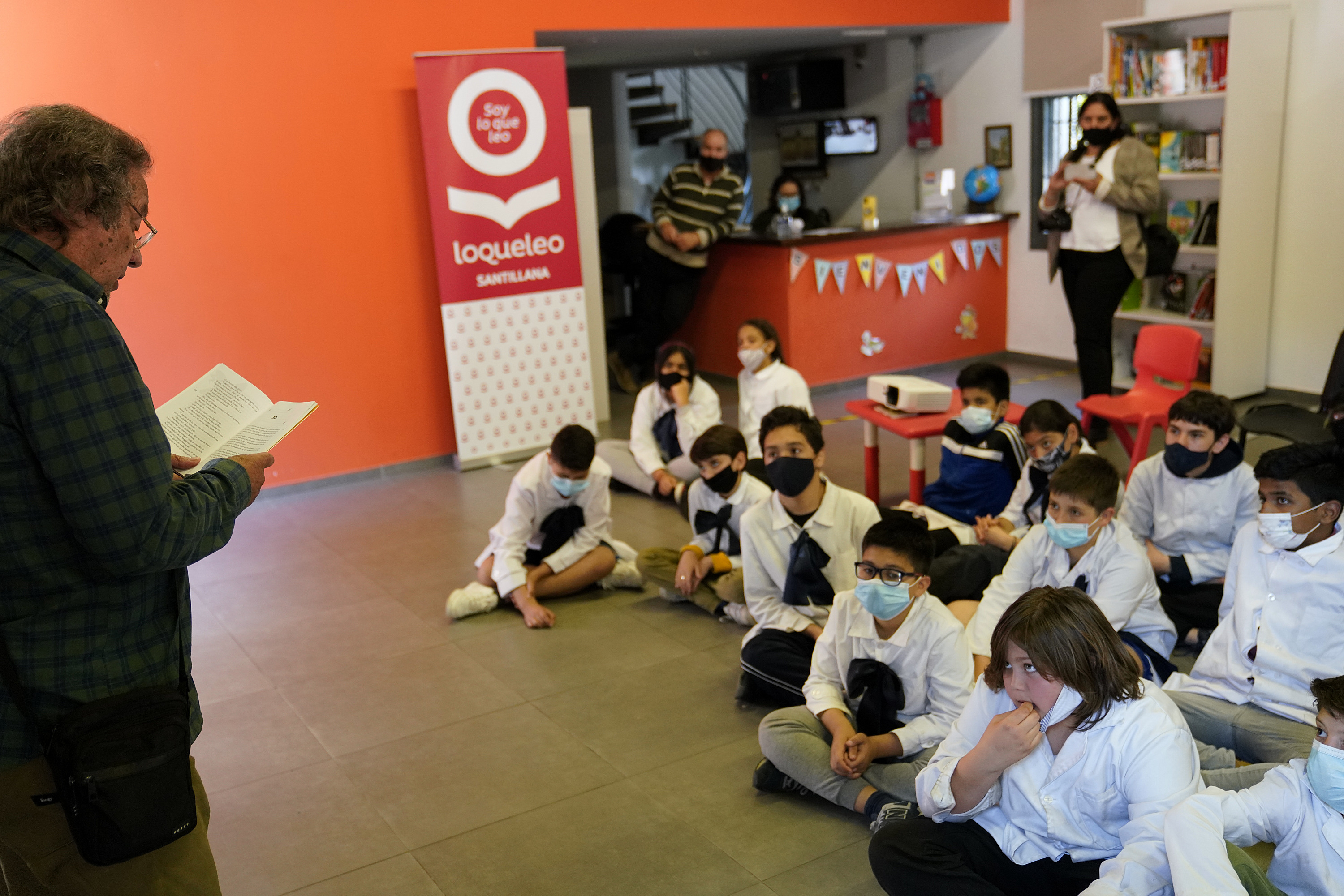 Actividad en la biblioteca María Stagnero de Munar en el marco de los 30 años del libro &quot;Pateando Lunas&quot;