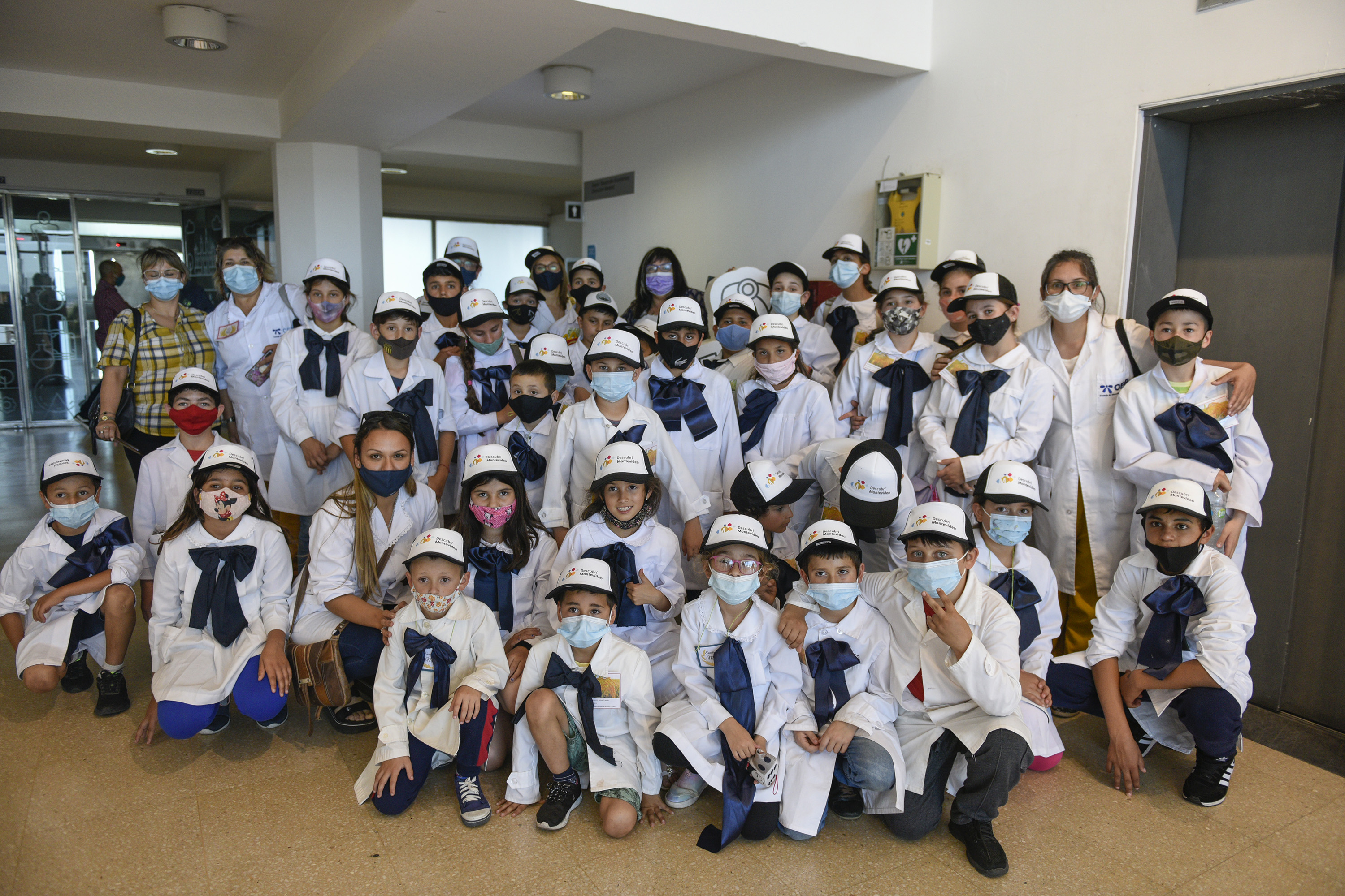 Visita de niñas y niños de escuela del departamento de Treinta y Tres a Montevideo