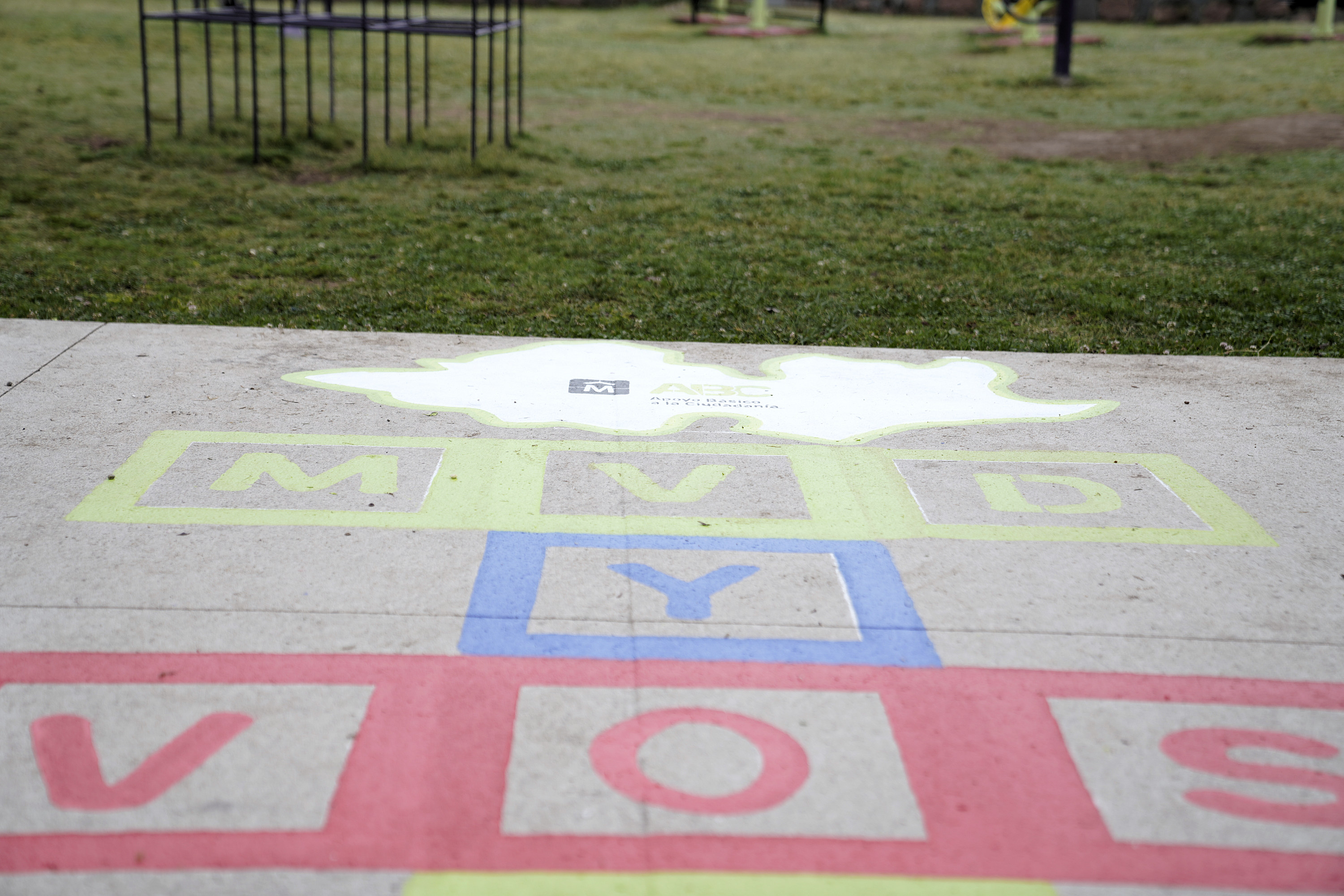 Pintada de sellos ABC en la Plaza de Deportes n°10