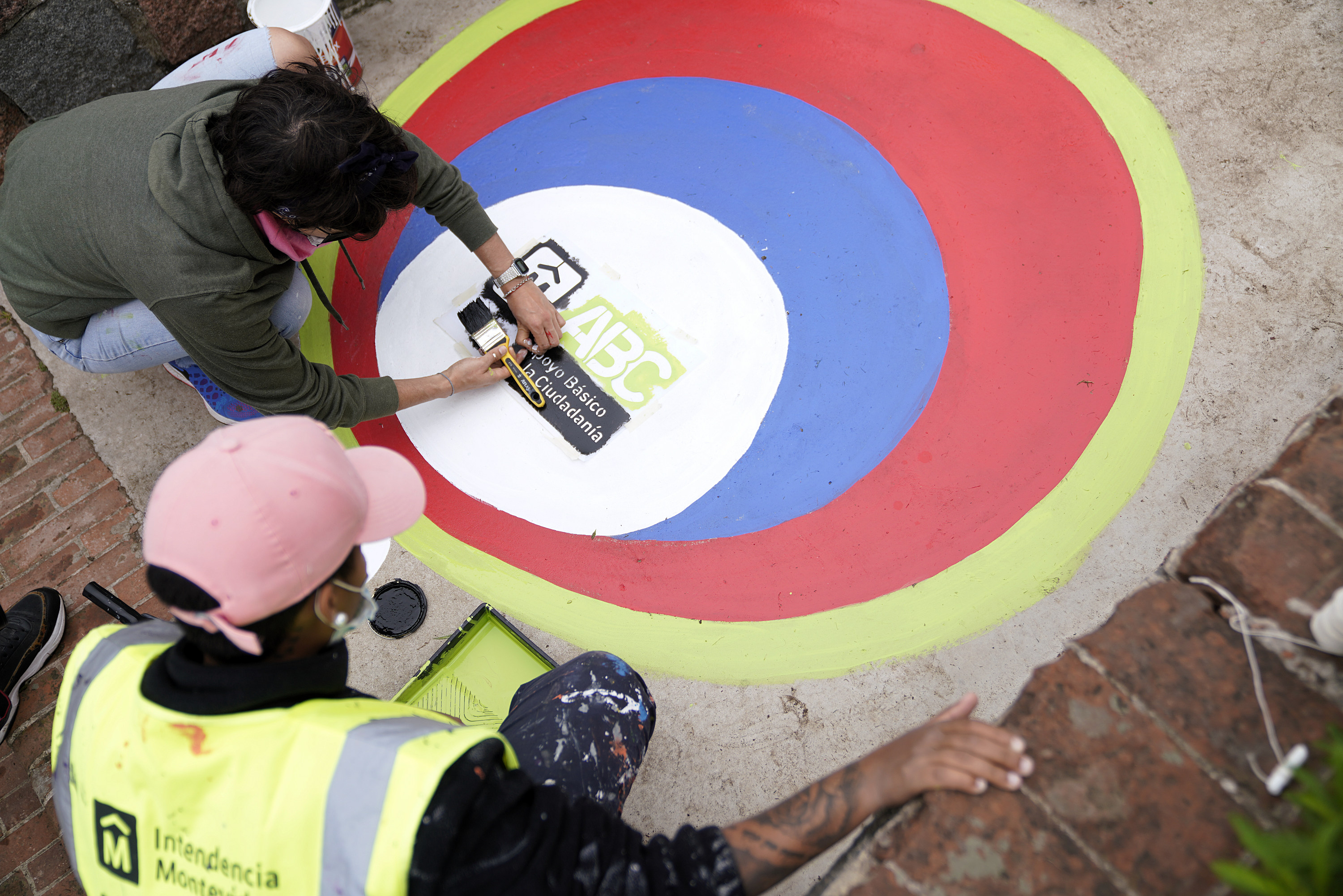 Pintada de sellos ABC en la Plaza de Deportes n°10