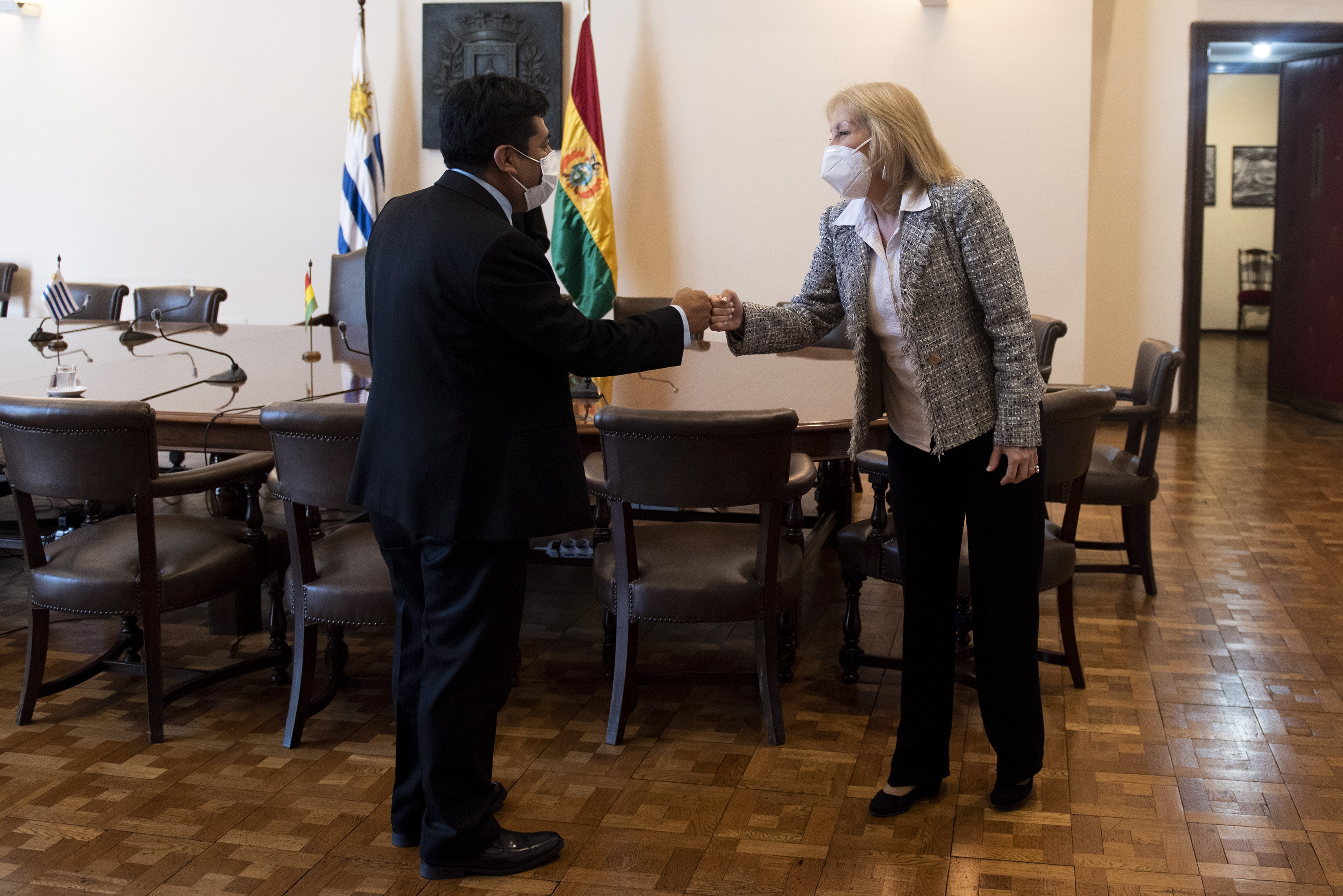 Intendenta de Montevideo Carolina Cosse recibe a Embajador de Bolivia Esteban Elmer Catarina Mamani