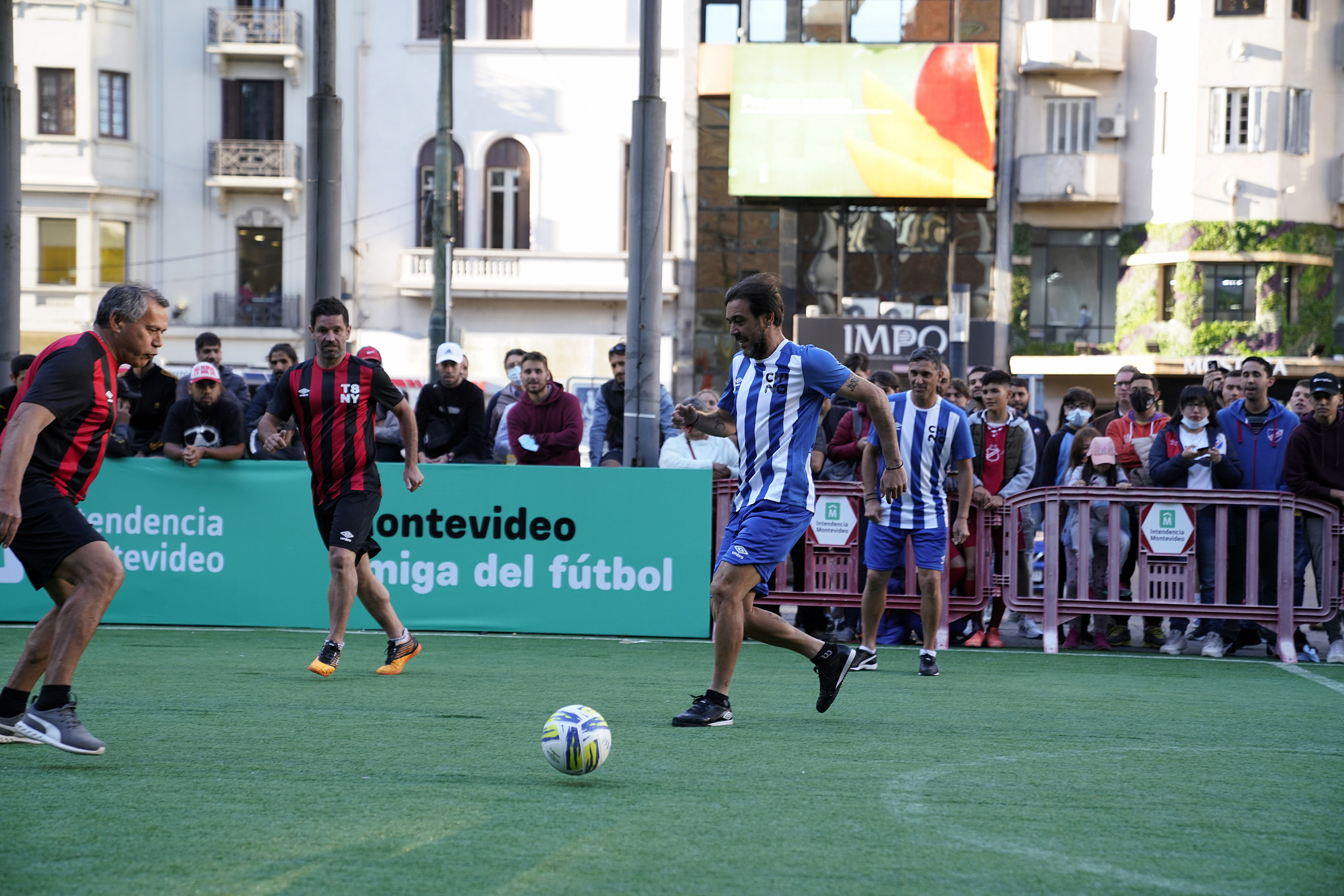 Partido de las estrellas en la explanada de la Intendencia de Montevideo