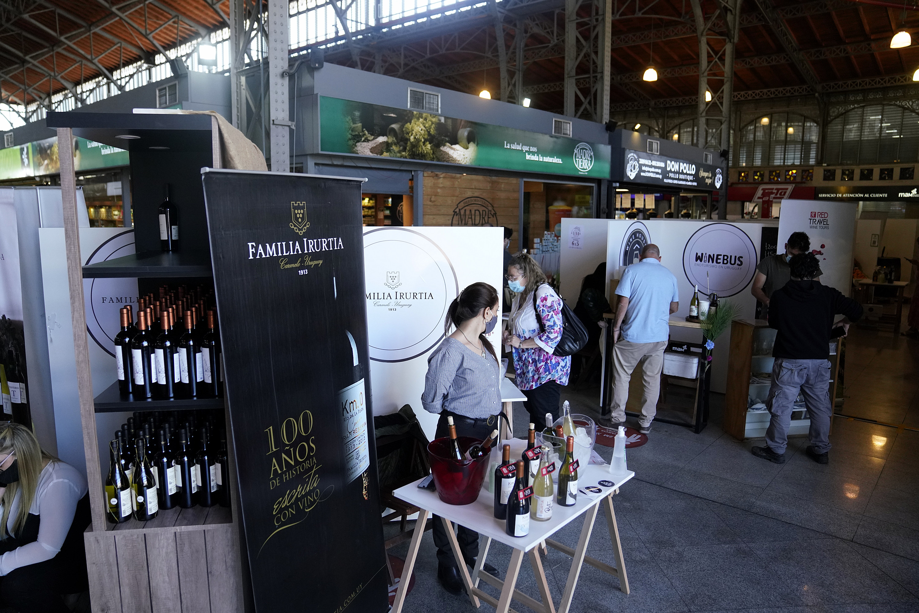 Recorrida por el Mercado del Vino en el Mercado Agrícola de Montevideo