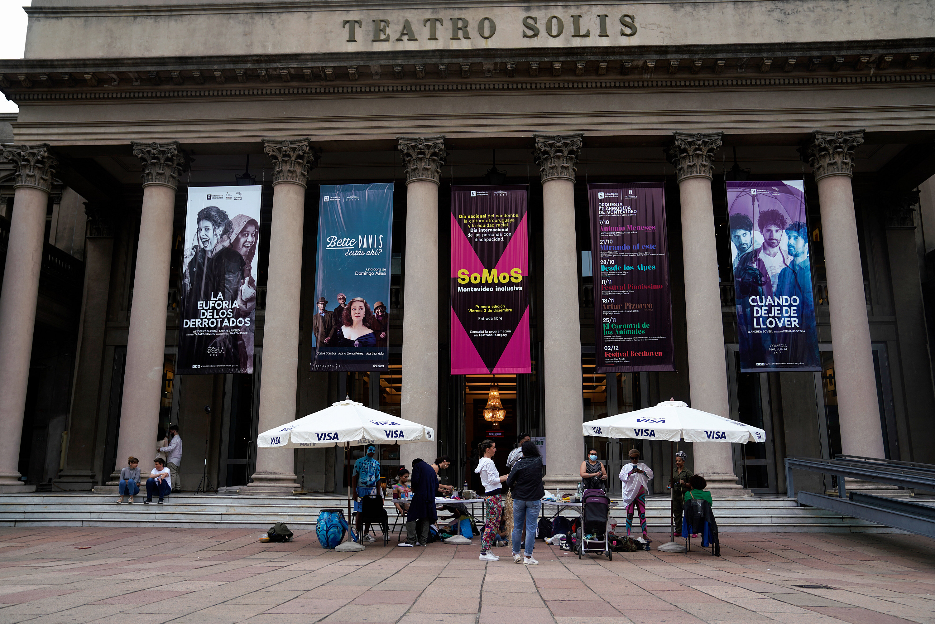 Body painting en la explanada del Teatro Solís en el marco de la semana de Equidad Étnico Racial 