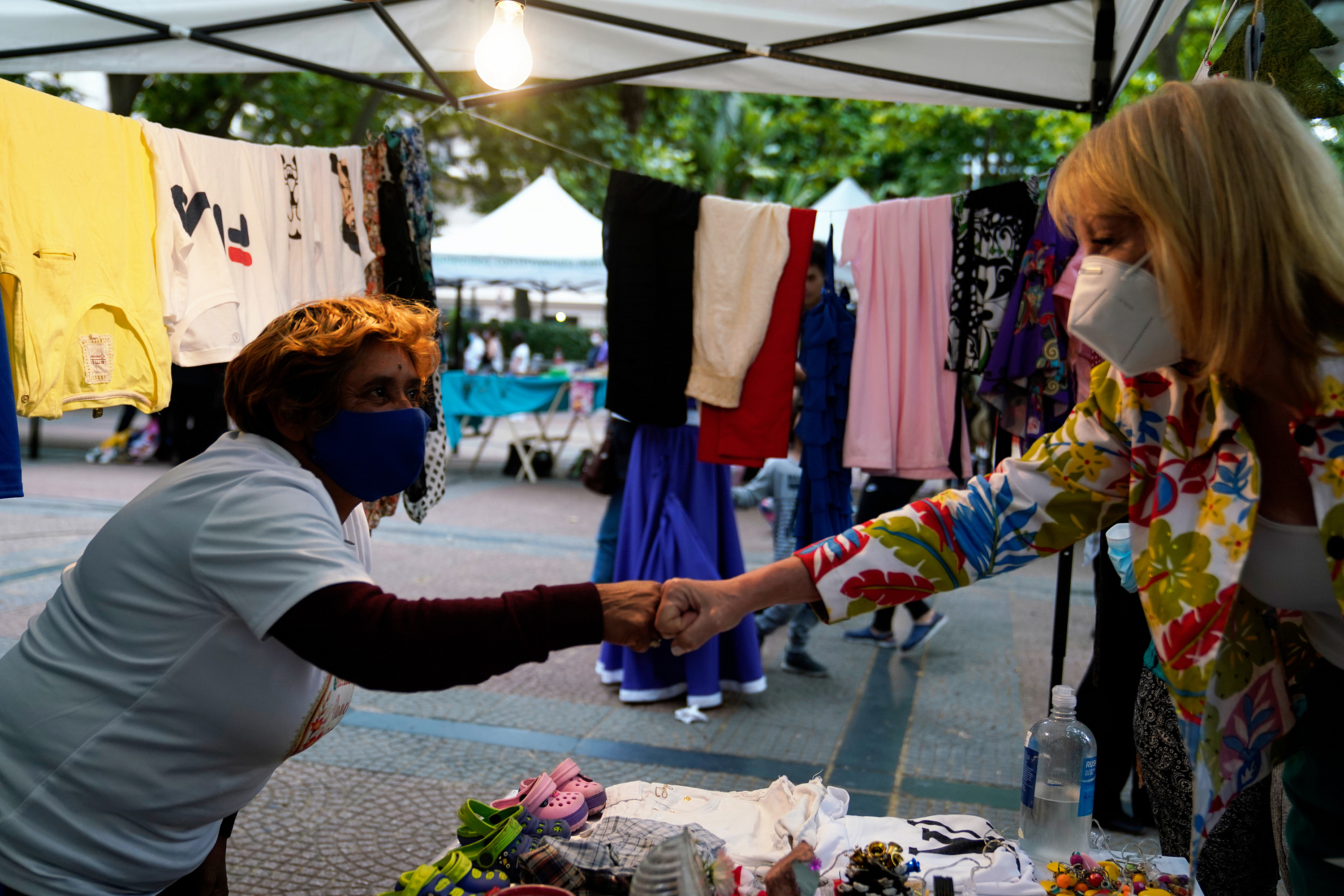 Visita de la Intendenta Carolina Cosse a feria feminista y solidaria en la Plaza de Cagancha