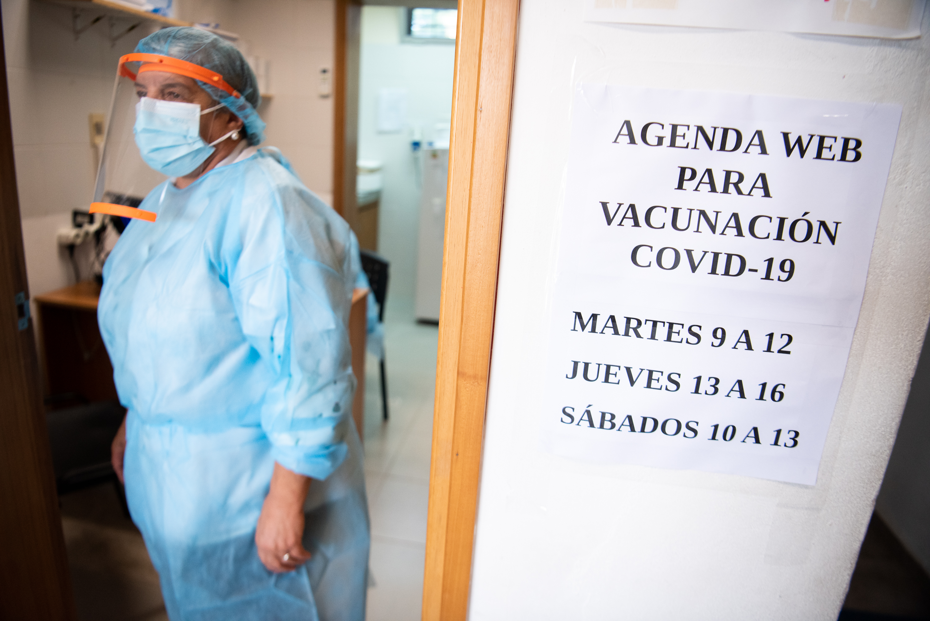 Vacunación contra COVID-19 en la Policlínica Zully Sánchez.