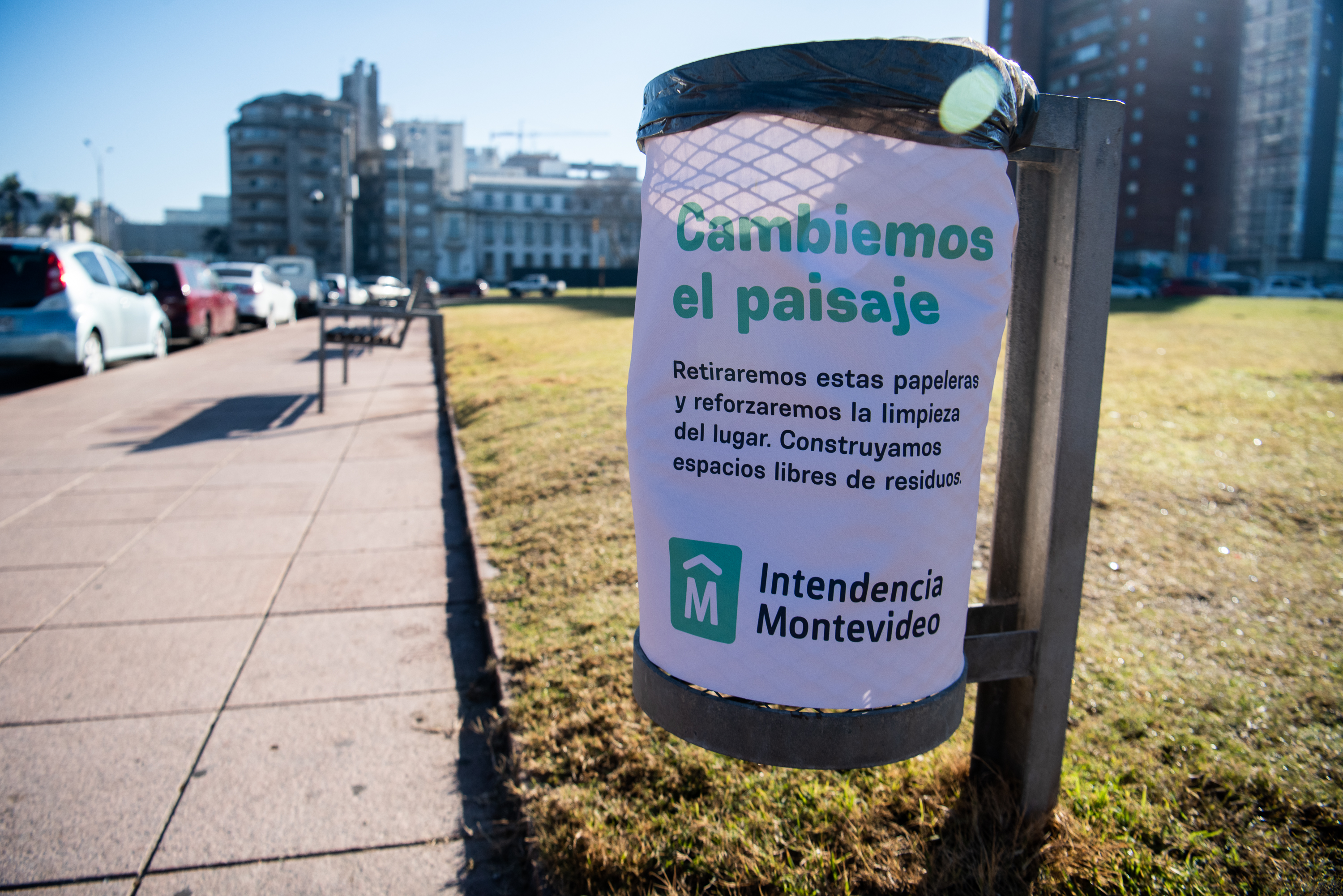 Intervención de papeleras en Plaza República Argentina