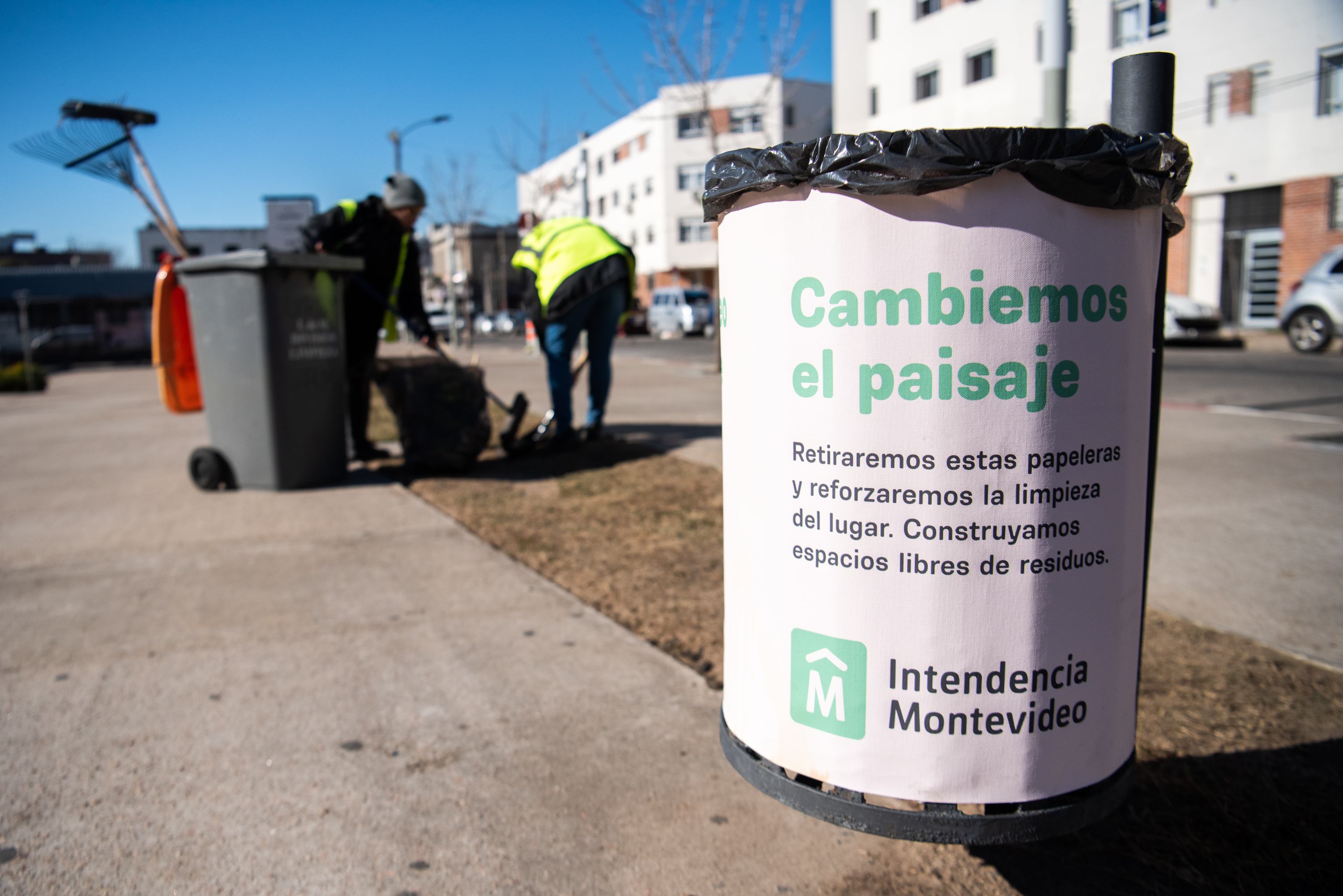 Intervención de papeleras en Plaza y Memorial José “Pepe” Delía