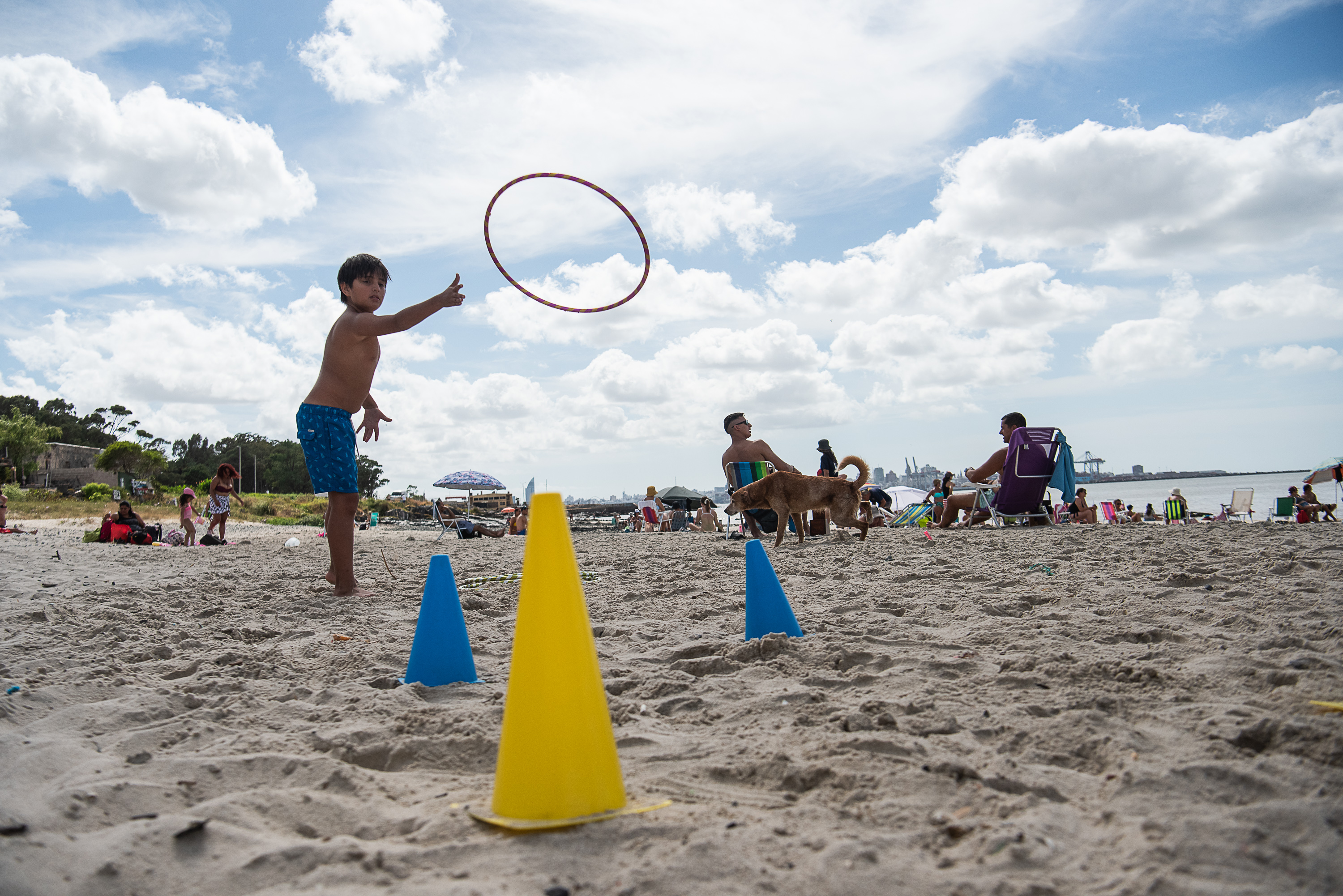 Actividades deportivas y recrativas con niñas y niños en playa del Cerro