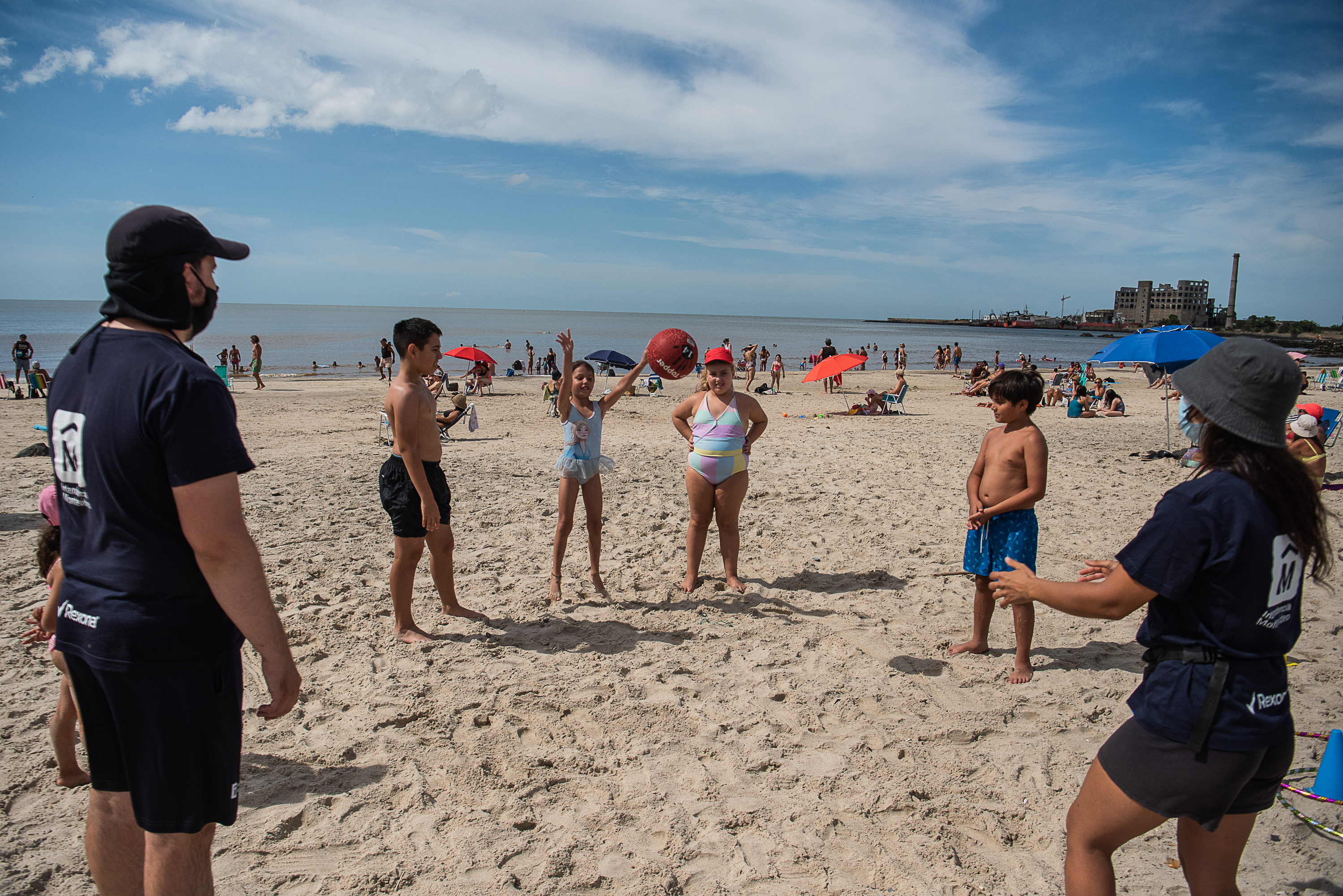 Actividades deportivas y recrativas con niñas y niños en playa del Cerro