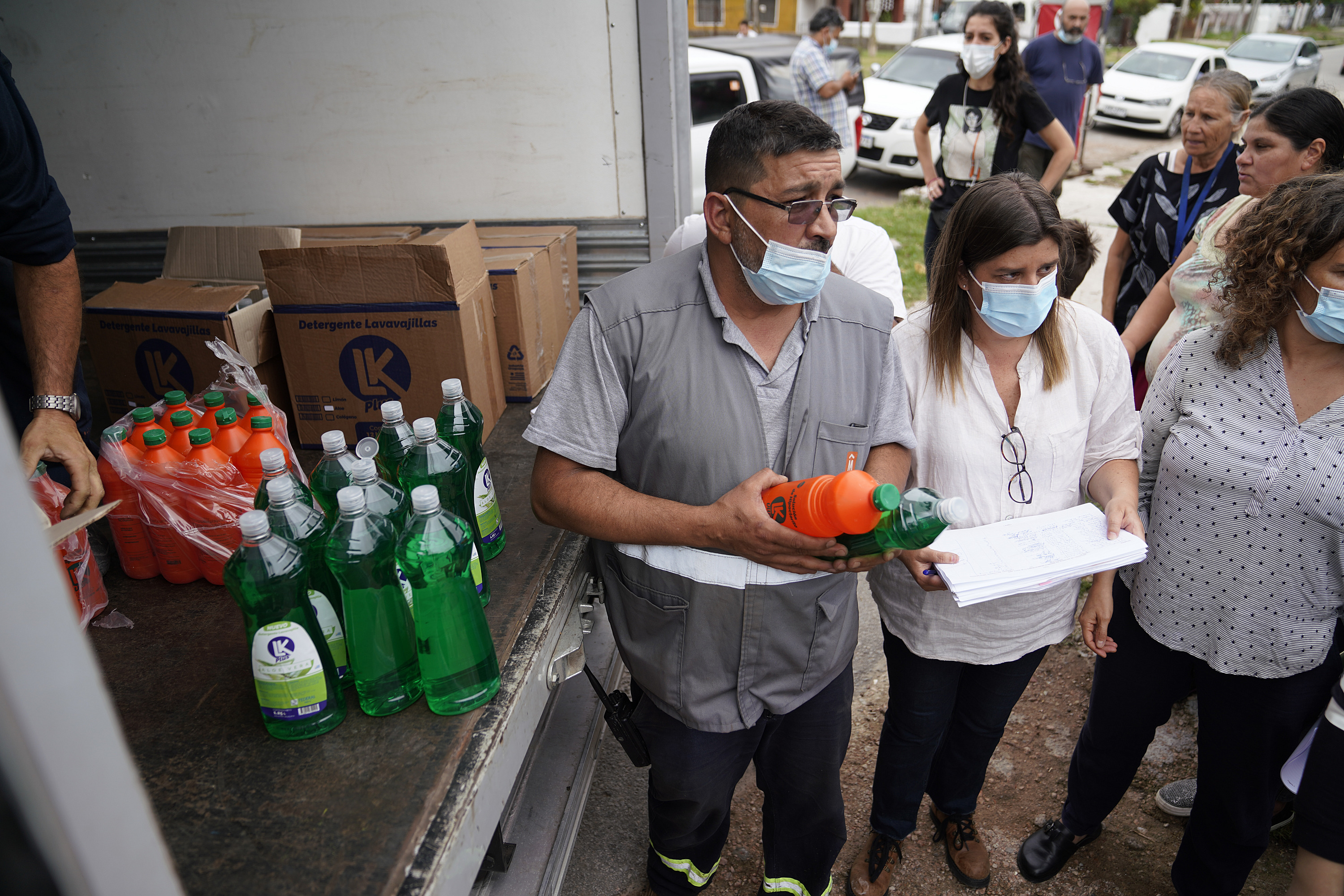 Donación de colchones y elementos de limpieza en Dr. Alfonso Lamas a familias damnificadas por las inundaciones