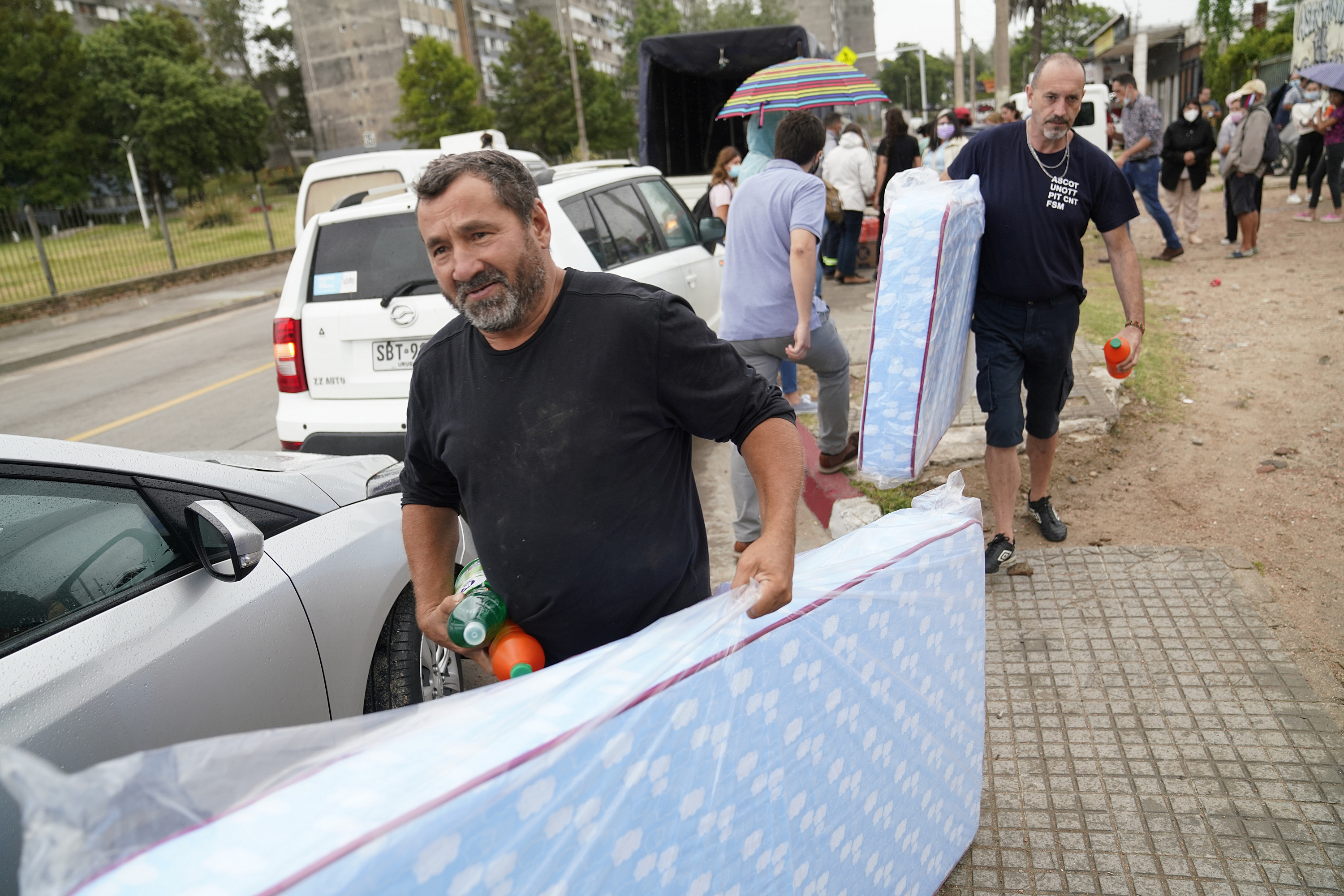 Donación de colchones y elementos de limpieza en el asentamiento El Progreso para familias damnificadas por las inundaciones 