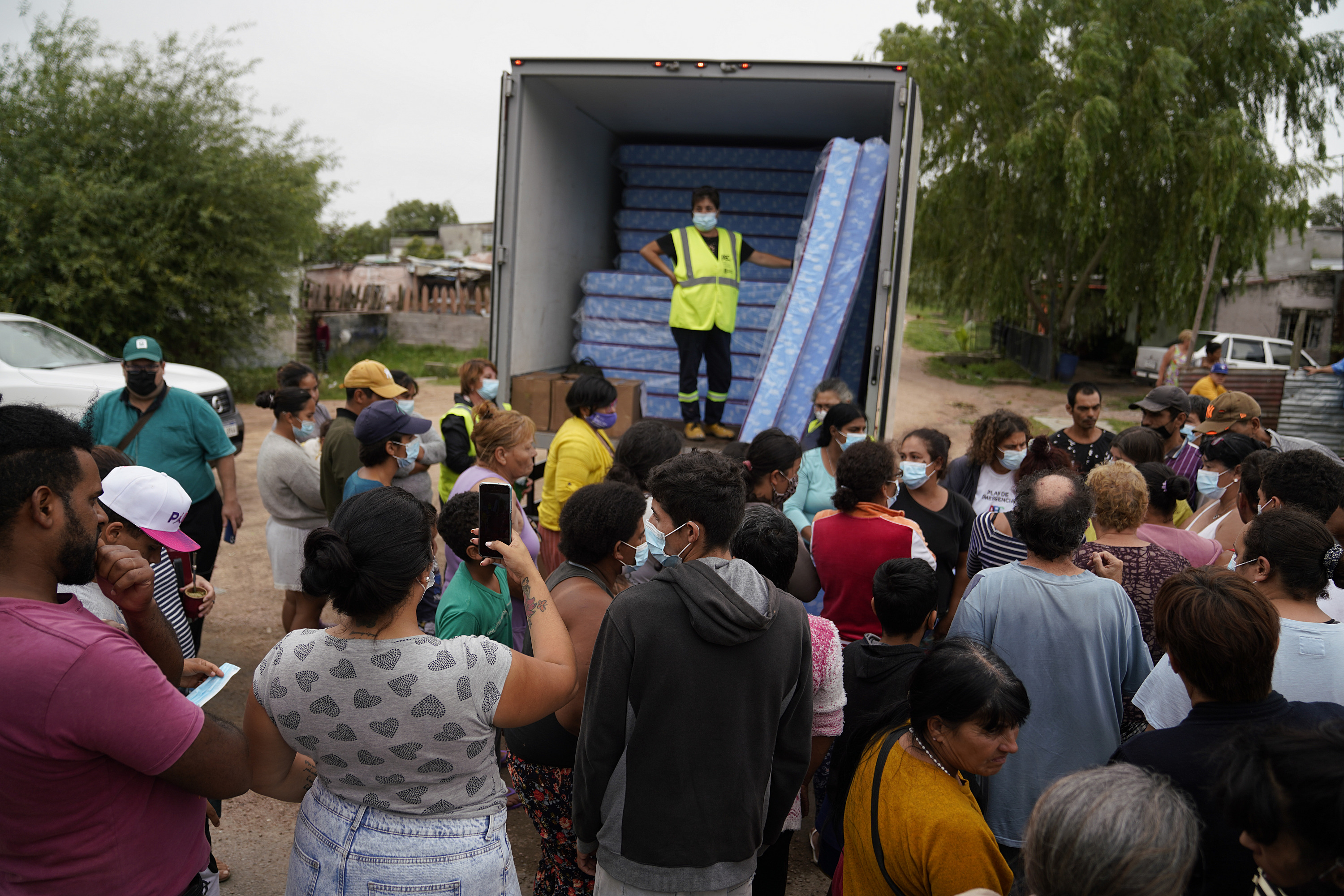 Donación de colchones y elementos de limpieza en el asentamiento Los Milagros para familias damnificadas por las inundaciones 