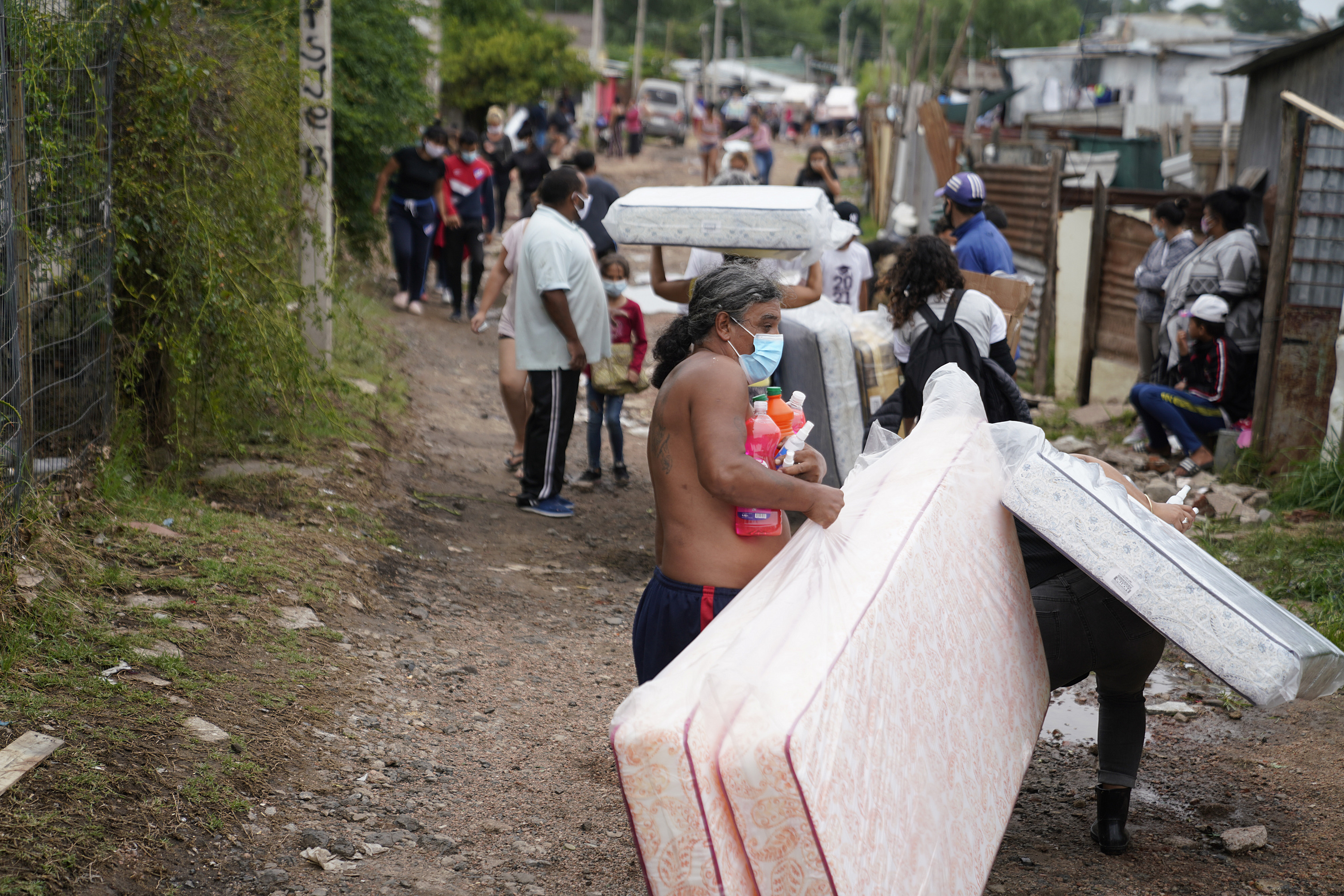 Donación de colchones y elementos de limpieza en el asentamiento Santa Teresa para familias damnificadas por las inundaciones 