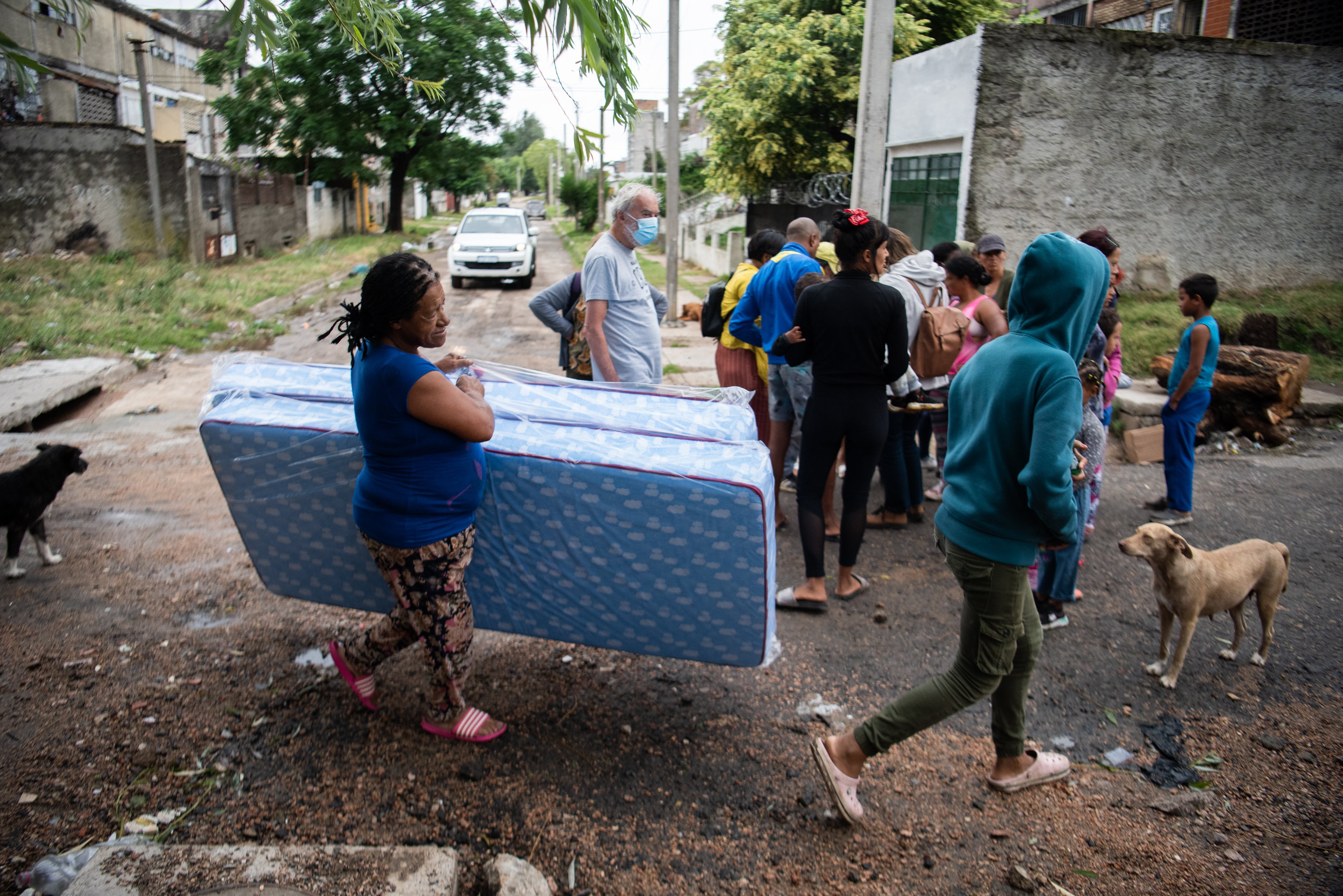 Donación de colchones en barrio Aquiles Lanza en apoyo a las familias damnificadas por las inundaciones