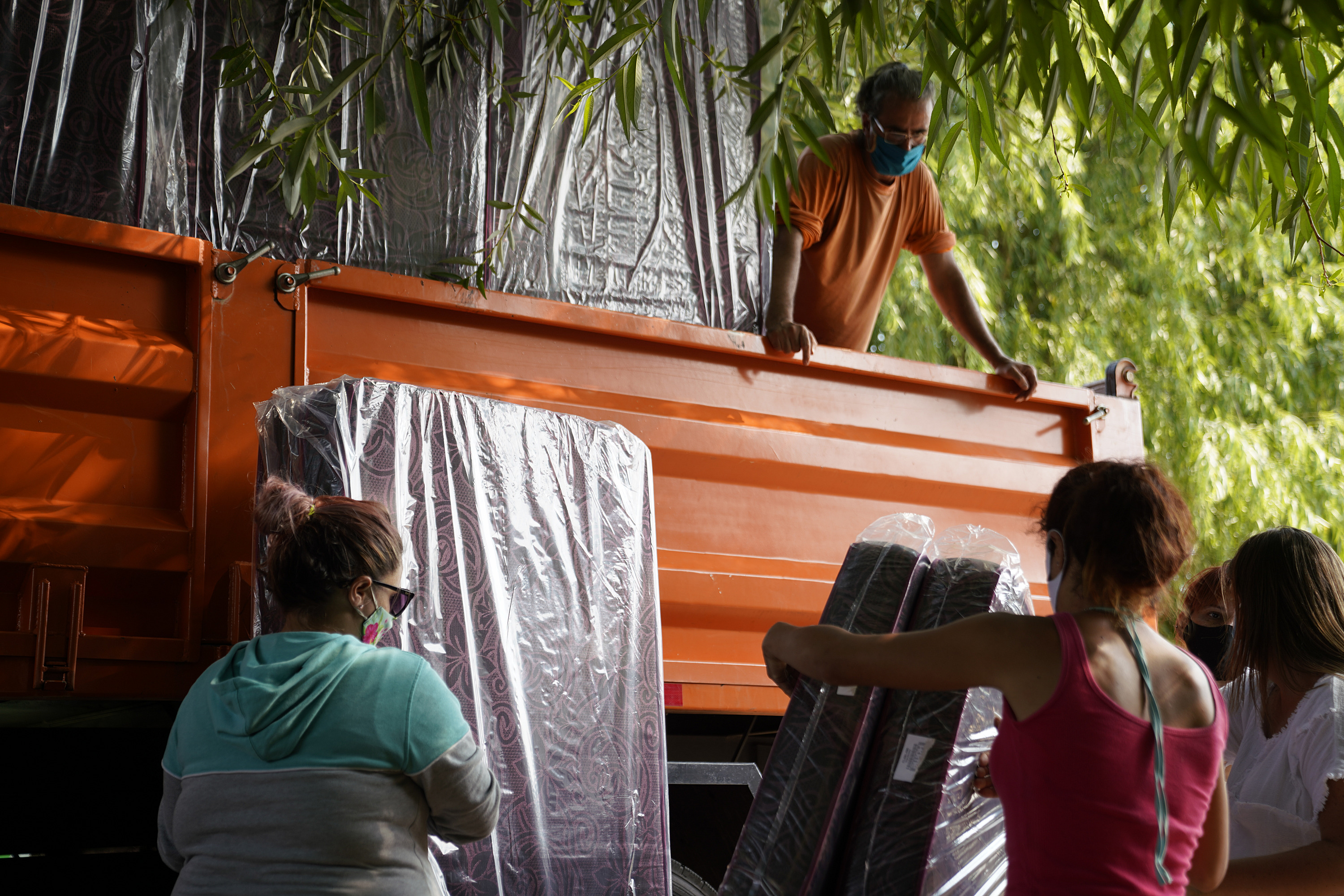 Donación de colchones y kits de limpieza en barrio El Monarca para familias damnificadas por las inundaciones