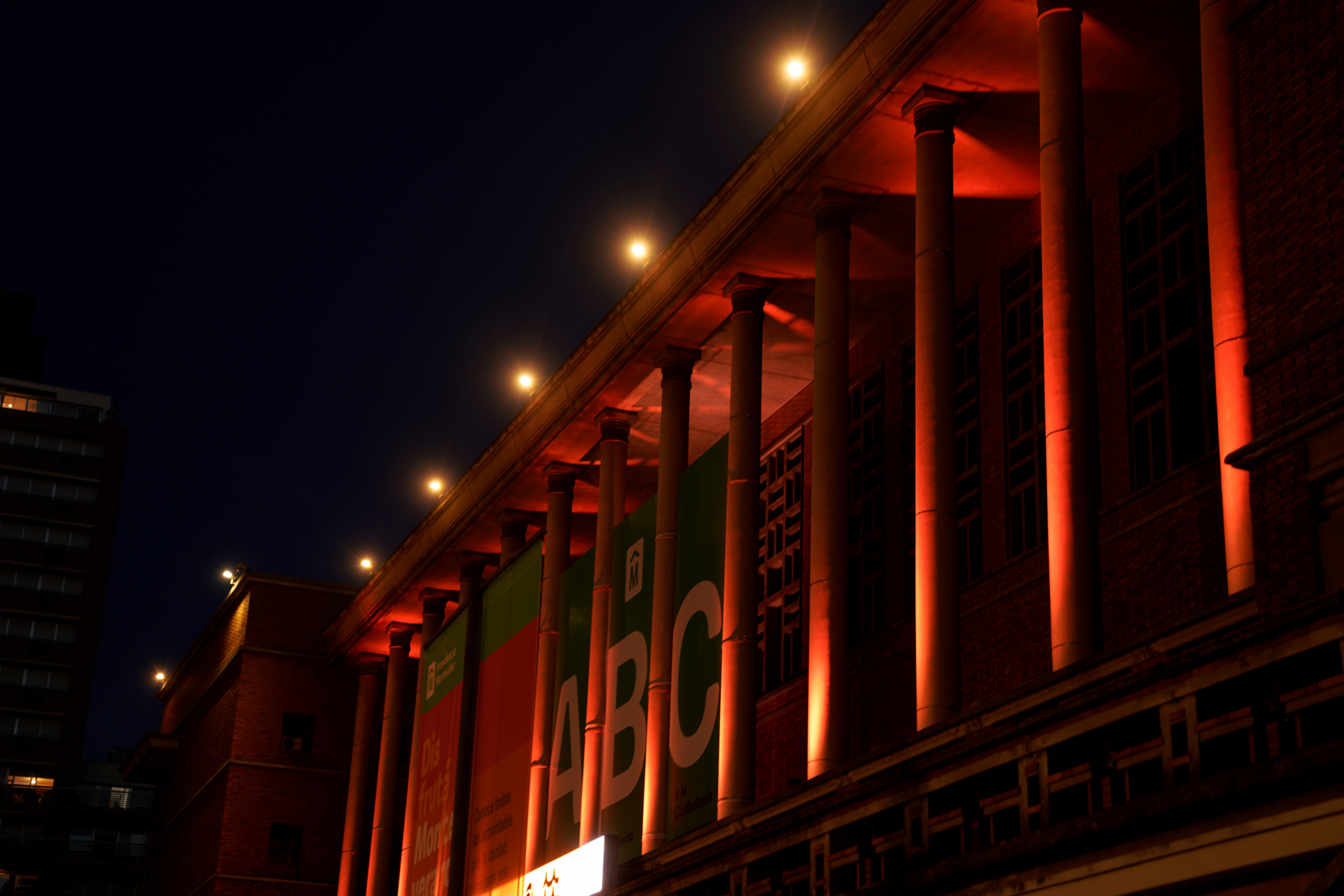 Intendencia de Montevideo iluminada de naranja por el Día Mundial contra el Cáncer